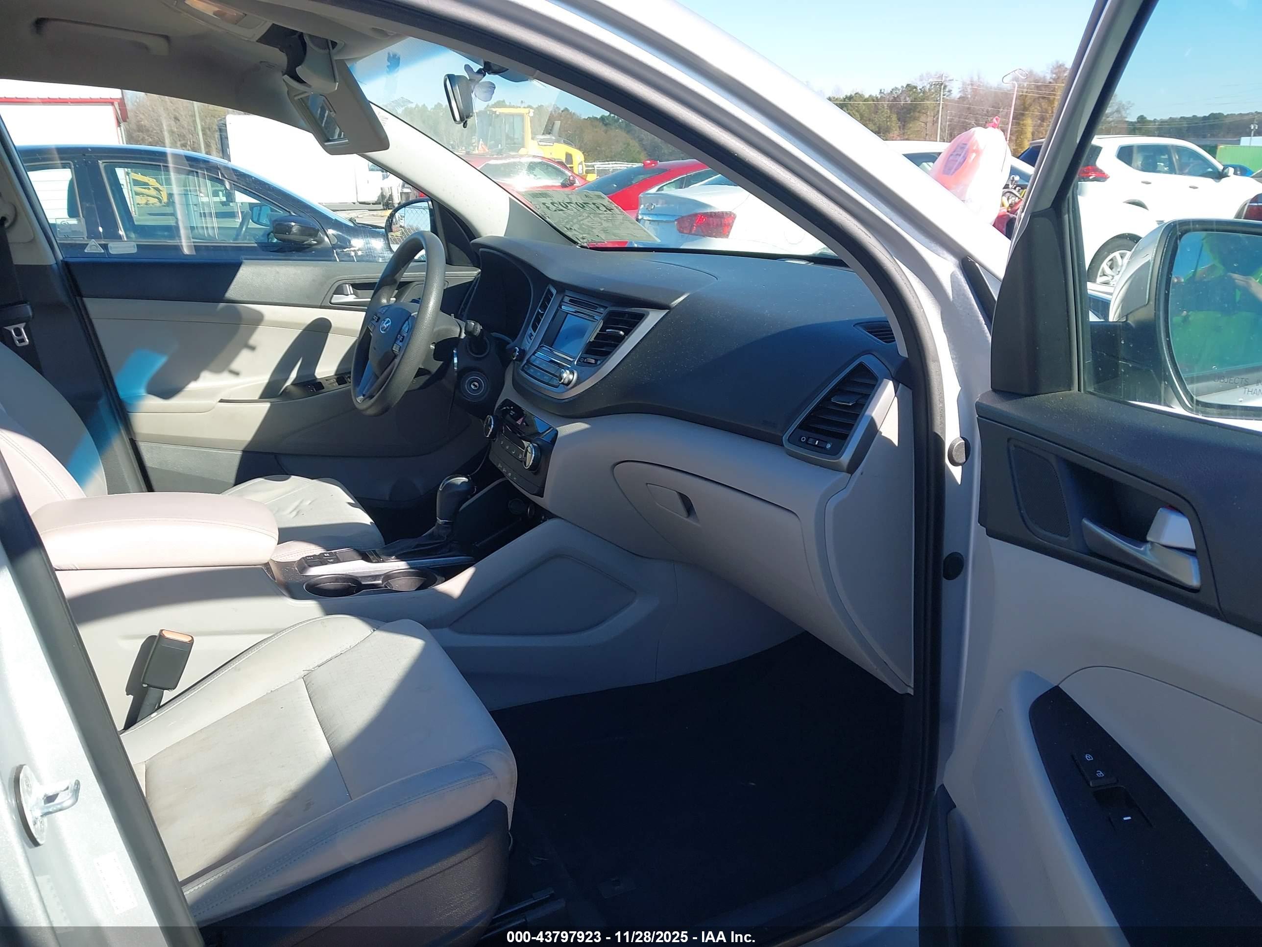 HYUNDAI TUCSON image 5