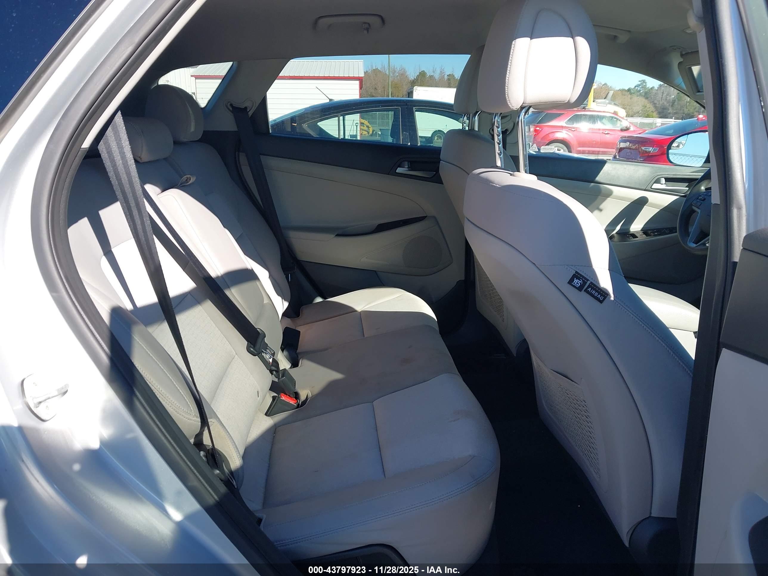 HYUNDAI TUCSON image 8
