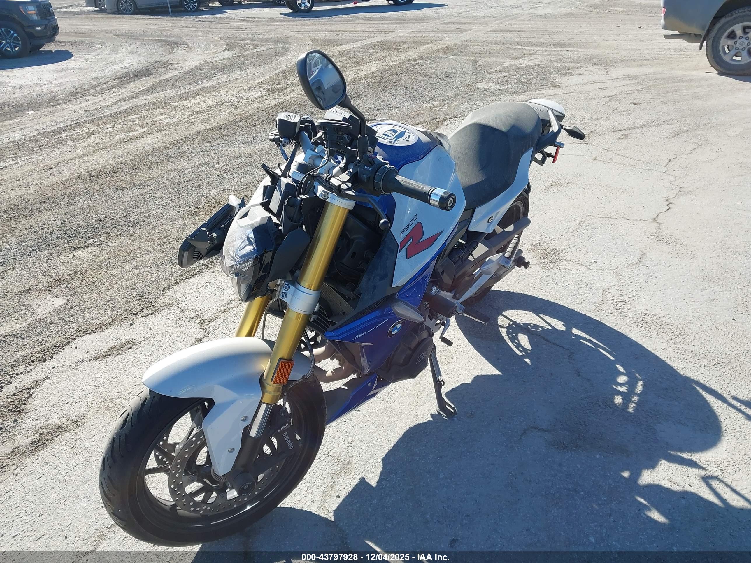 BMW F image 2