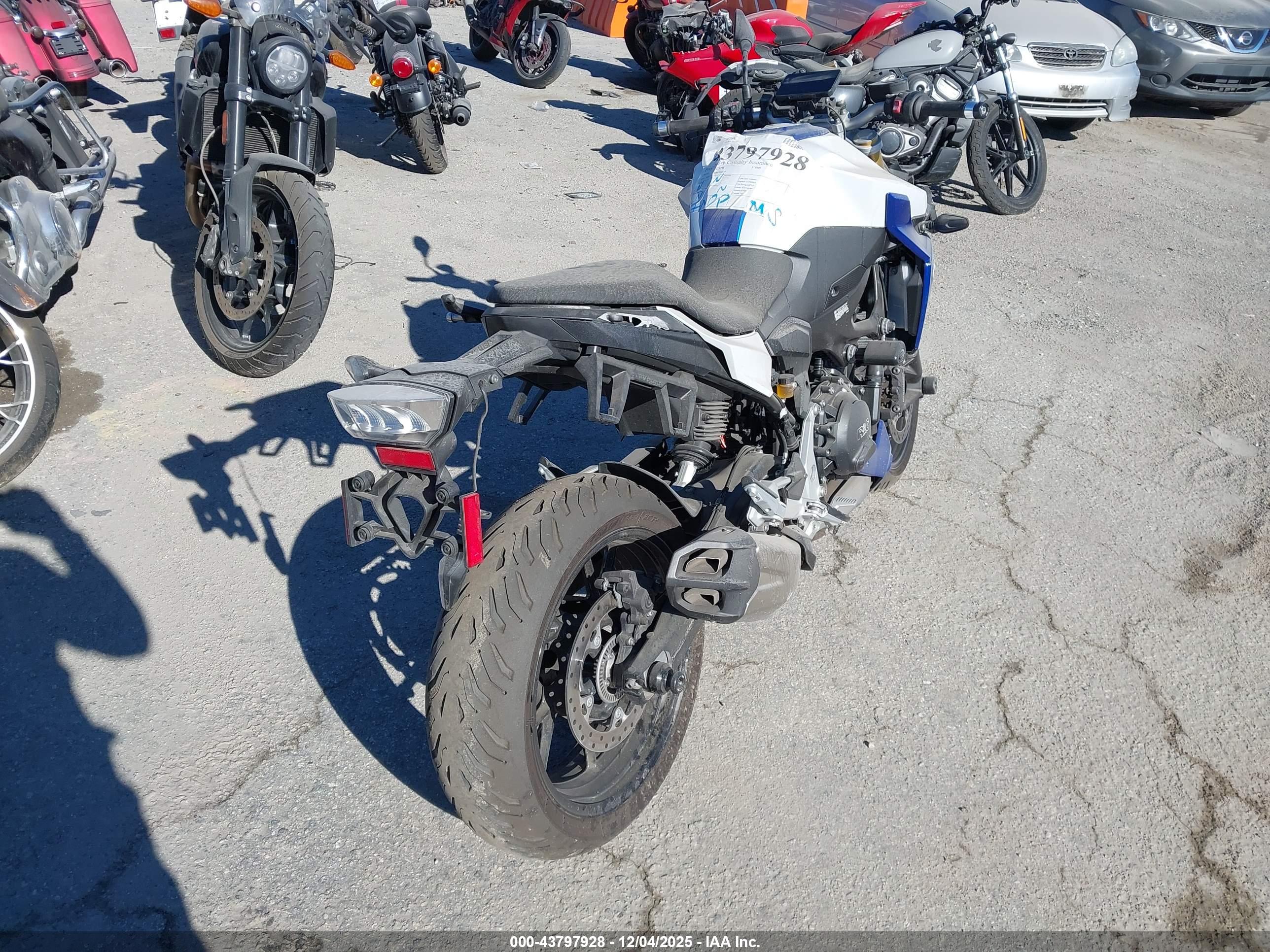BMW F image 4