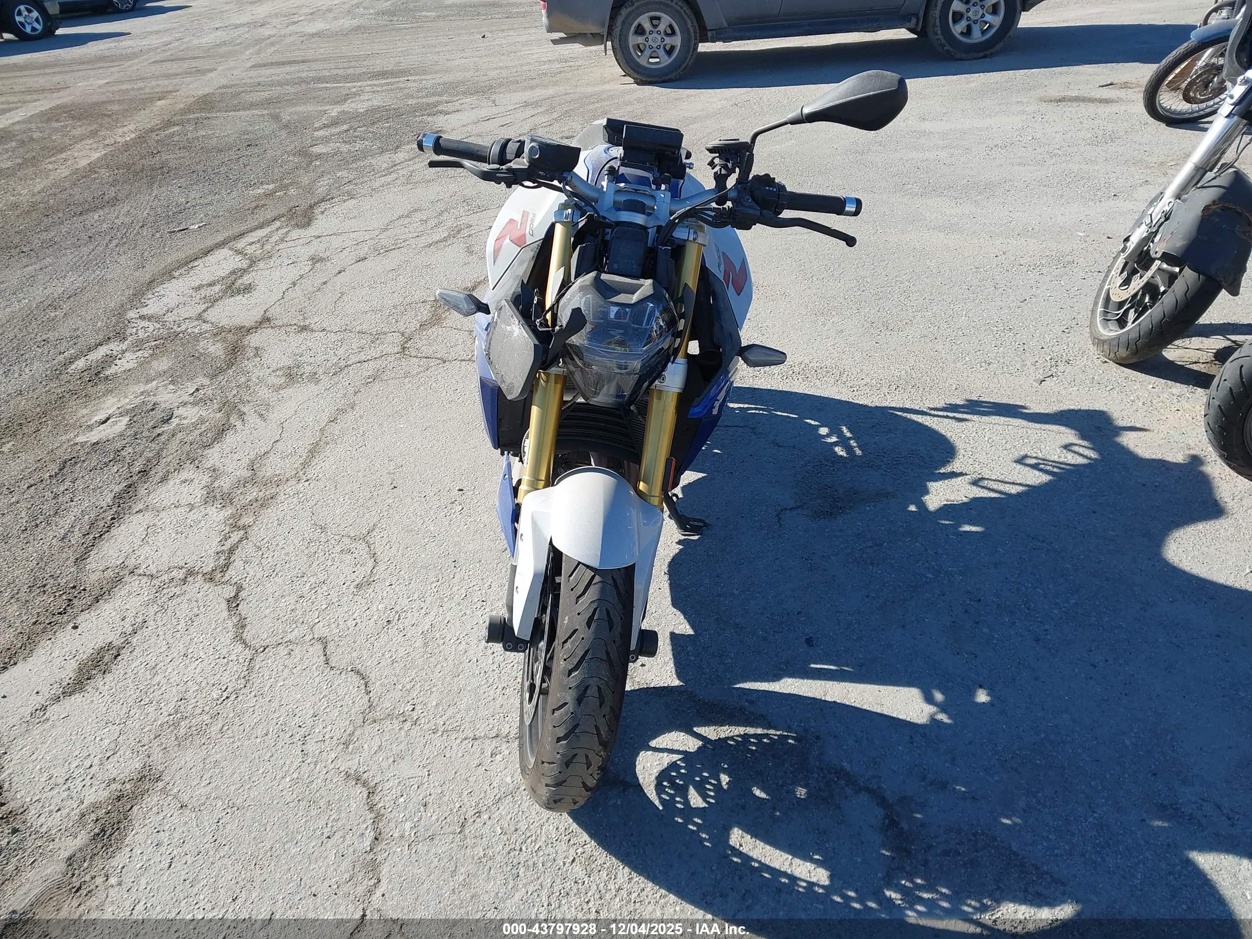 BMW F image 5