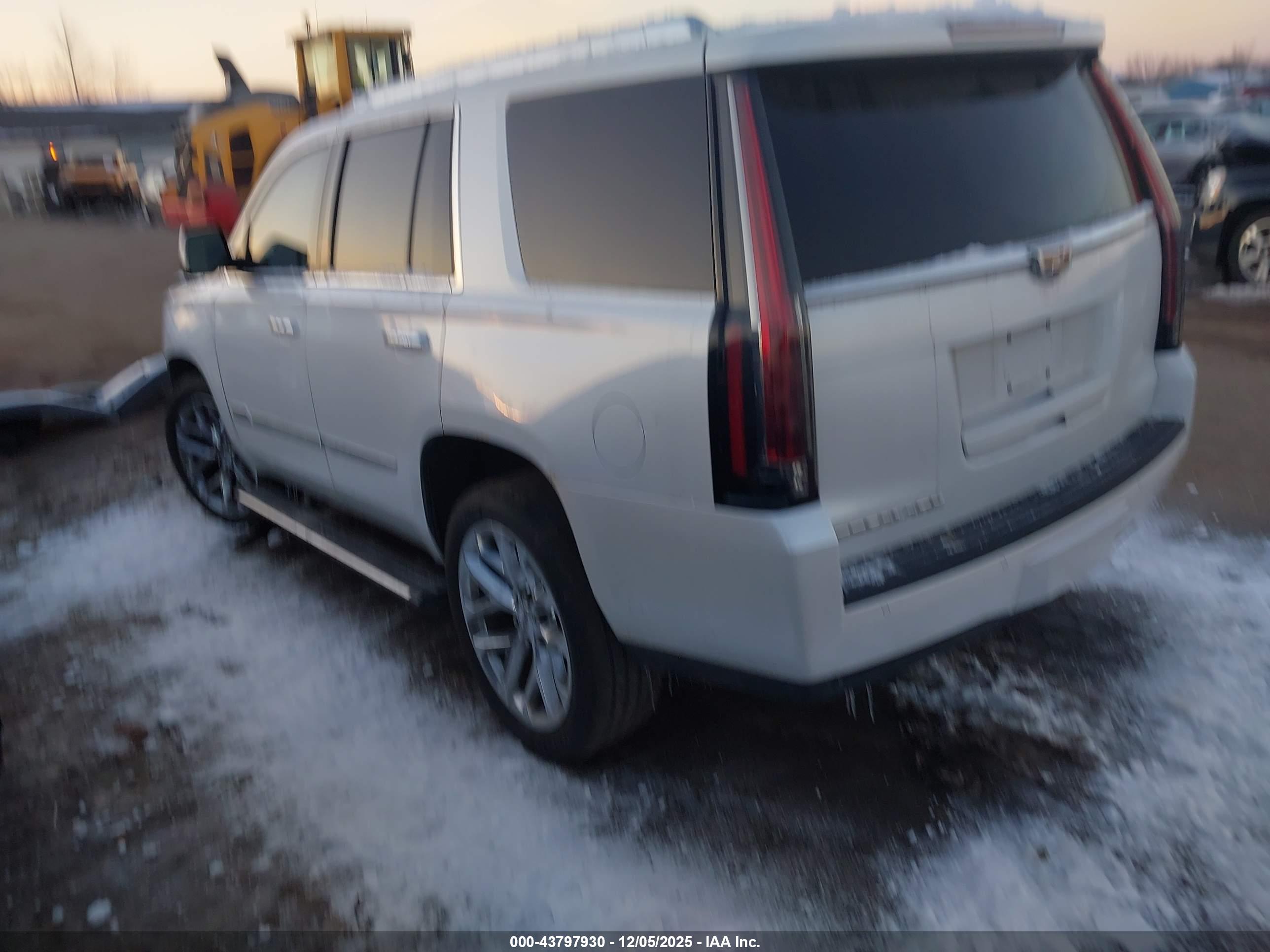 CADILLAC ESCALADE image 3