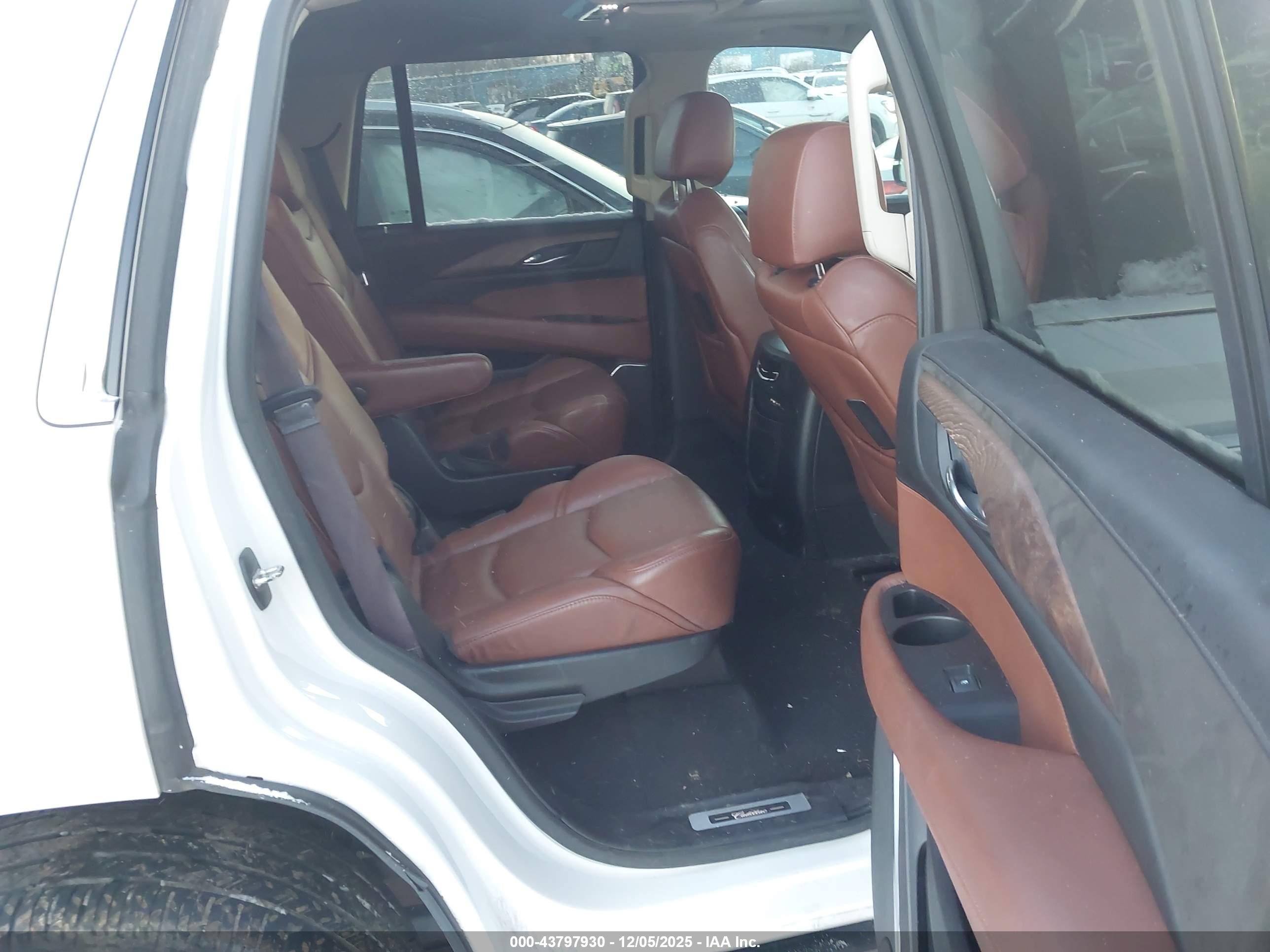 CADILLAC ESCALADE image 8