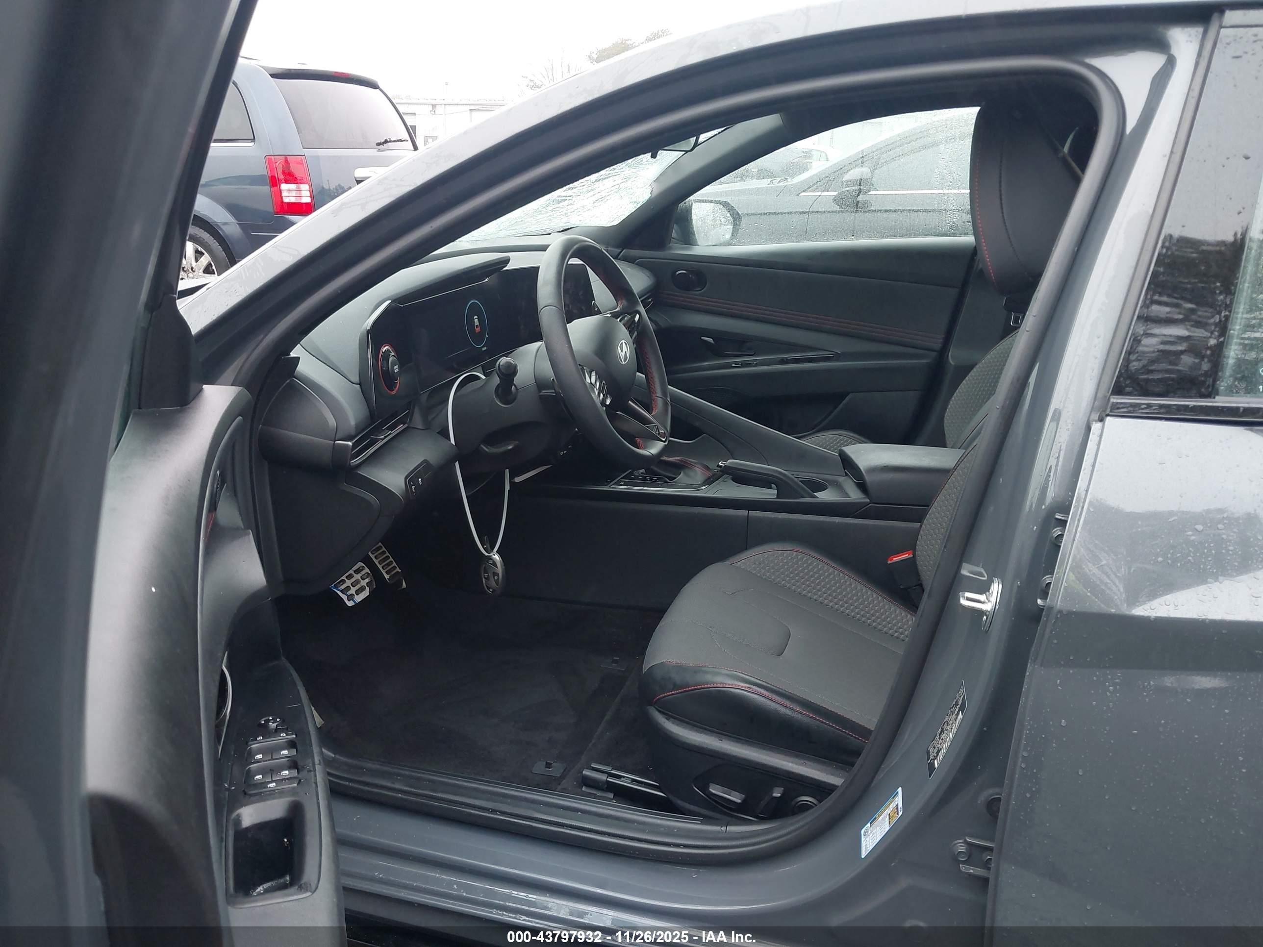 HYUNDAI ELANTRA image 5