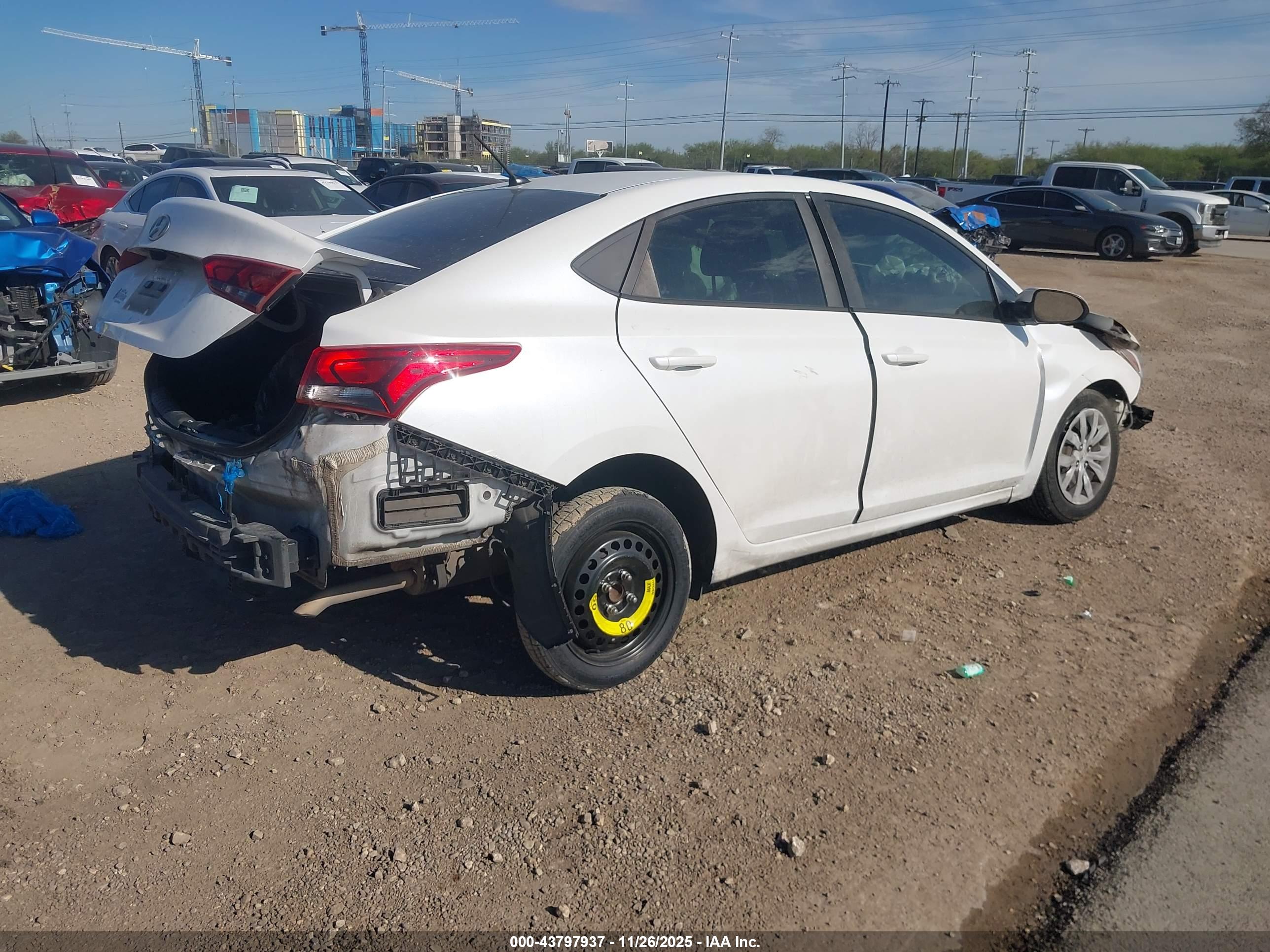 HYUNDAI ACCENT image 4