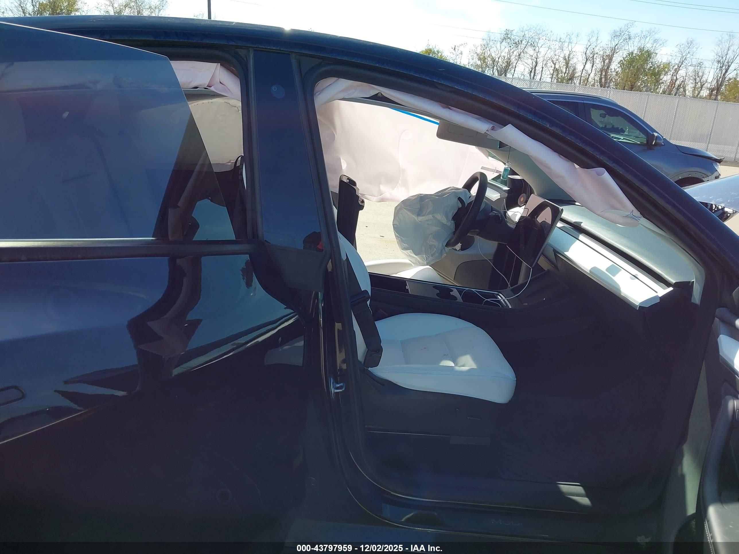 TESLA MODEL image 5
