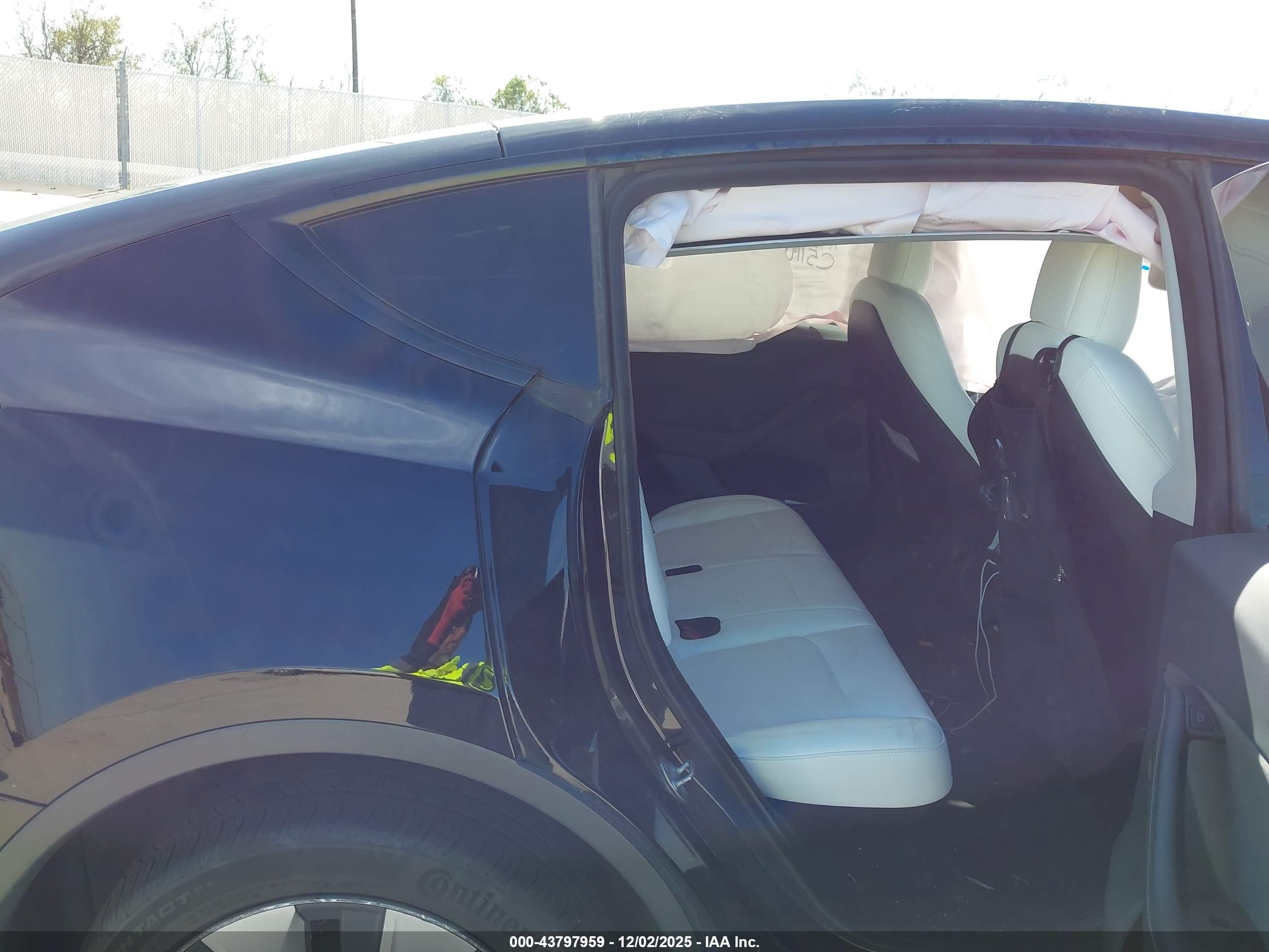TESLA MODEL image 8