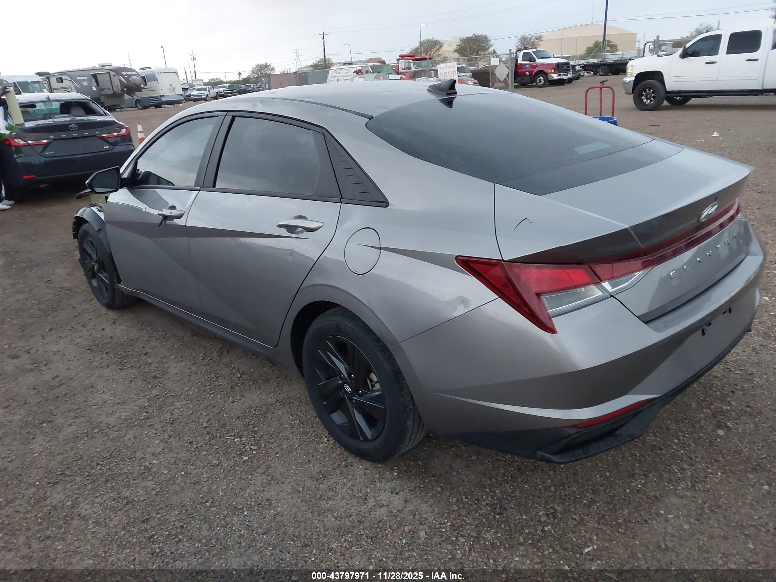 HYUNDAI ELANTRA image 3
