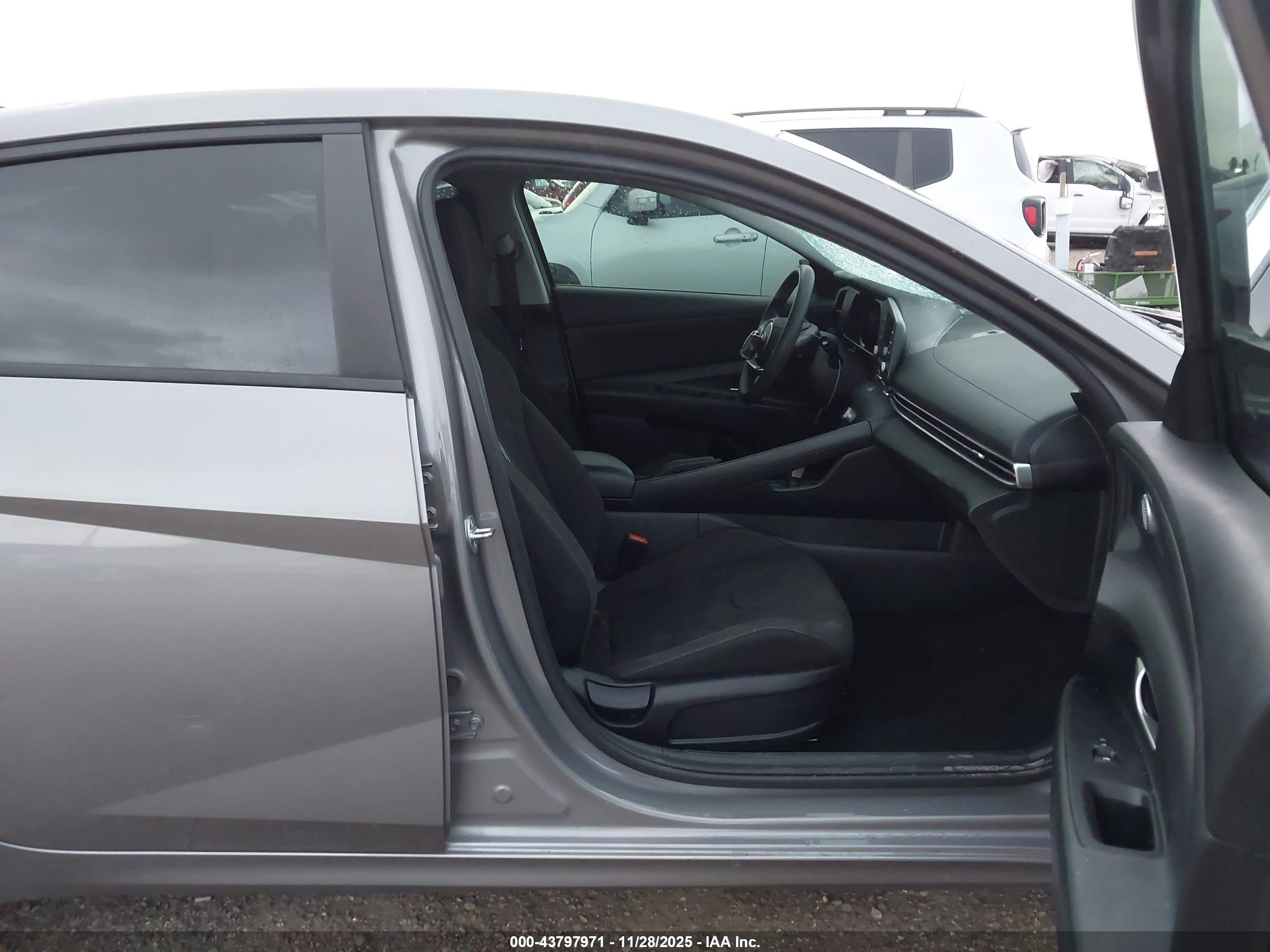 HYUNDAI ELANTRA image 5