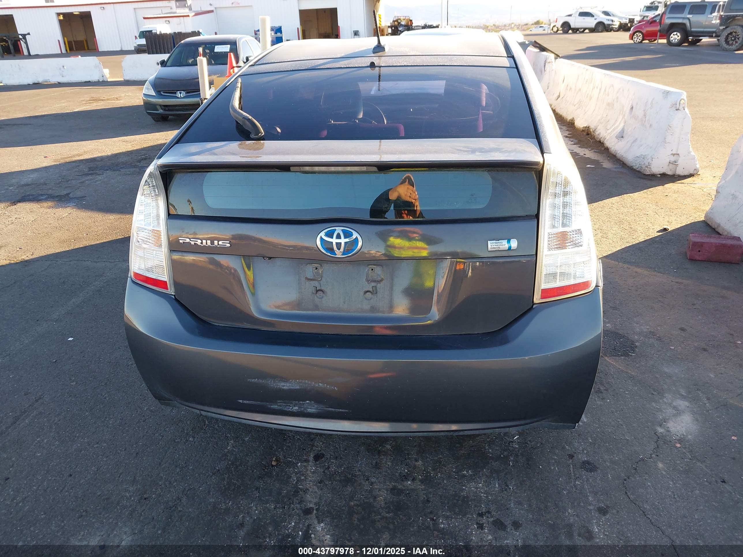 TOYOTA PRIUS image 6