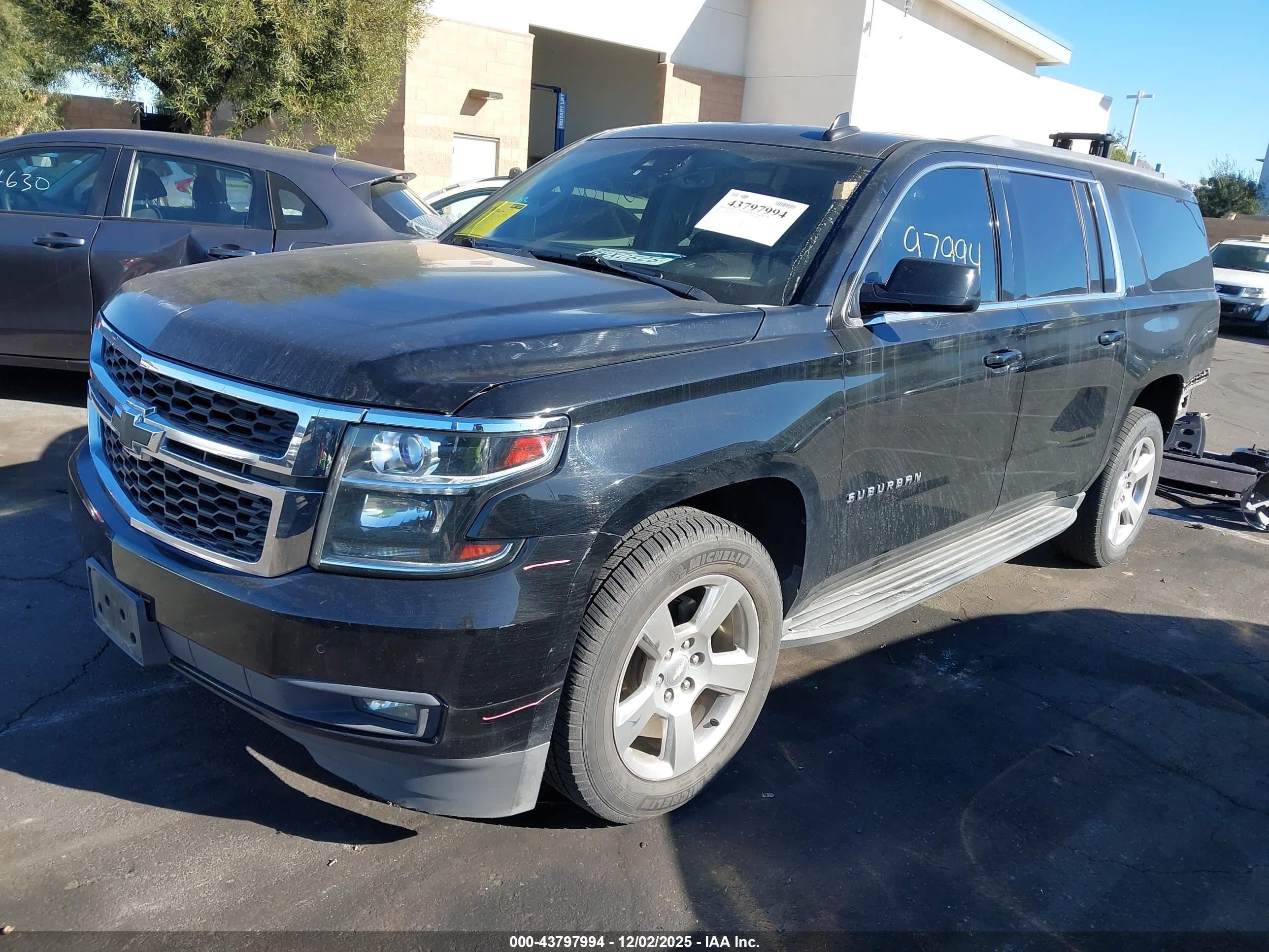 CHEVROLET SUBURBAN image 2