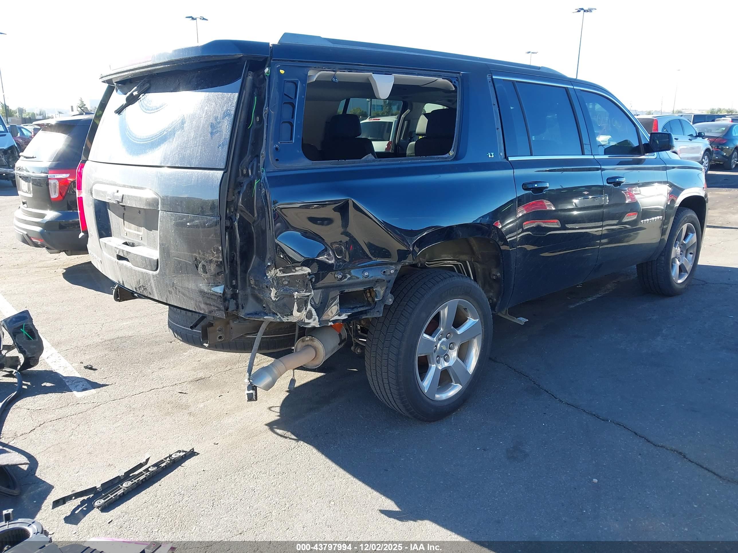CHEVROLET SUBURBAN image 4