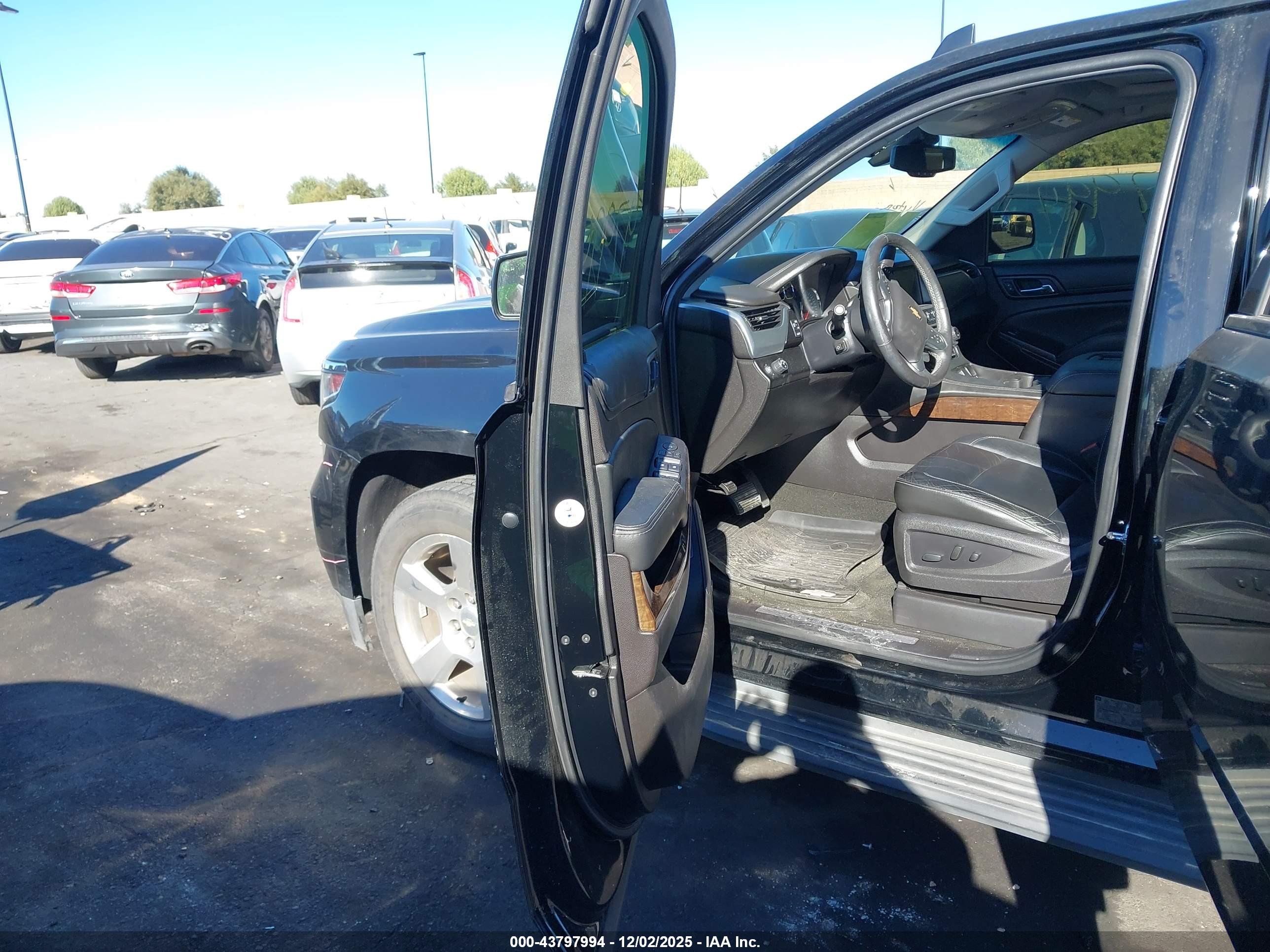 CHEVROLET SUBURBAN image 5