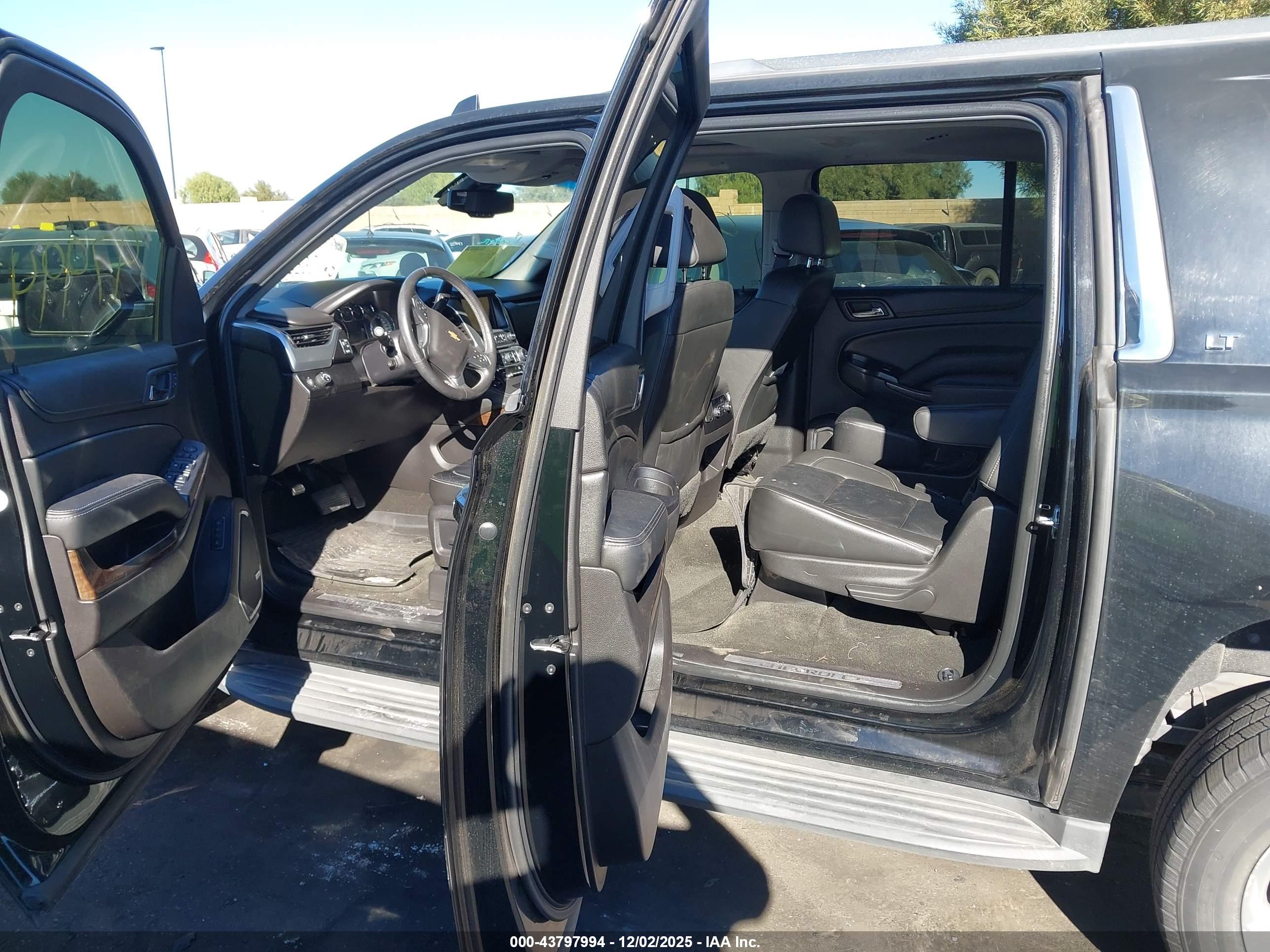 CHEVROLET SUBURBAN image 8