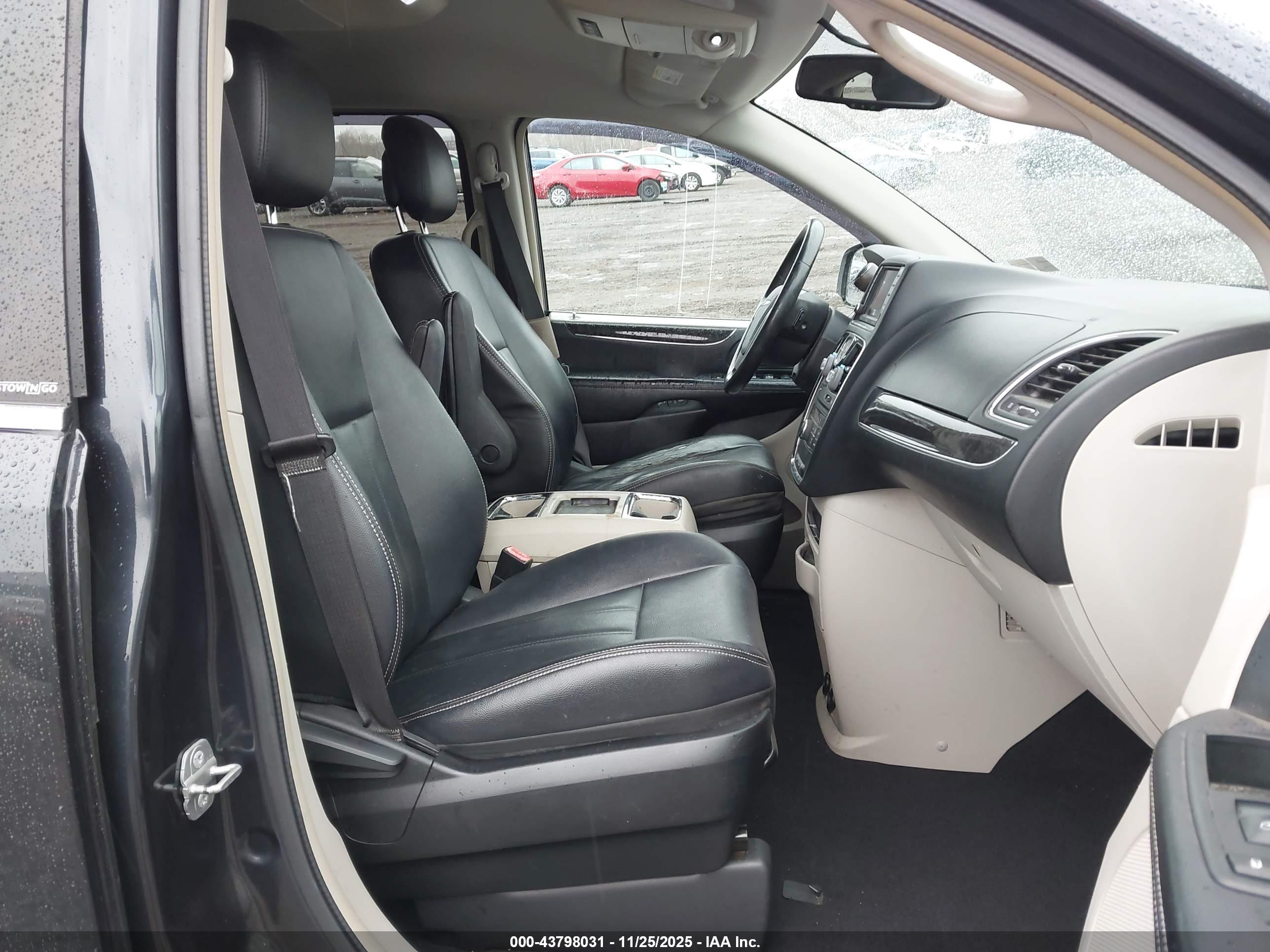 CHRYSLER TOWN image 5