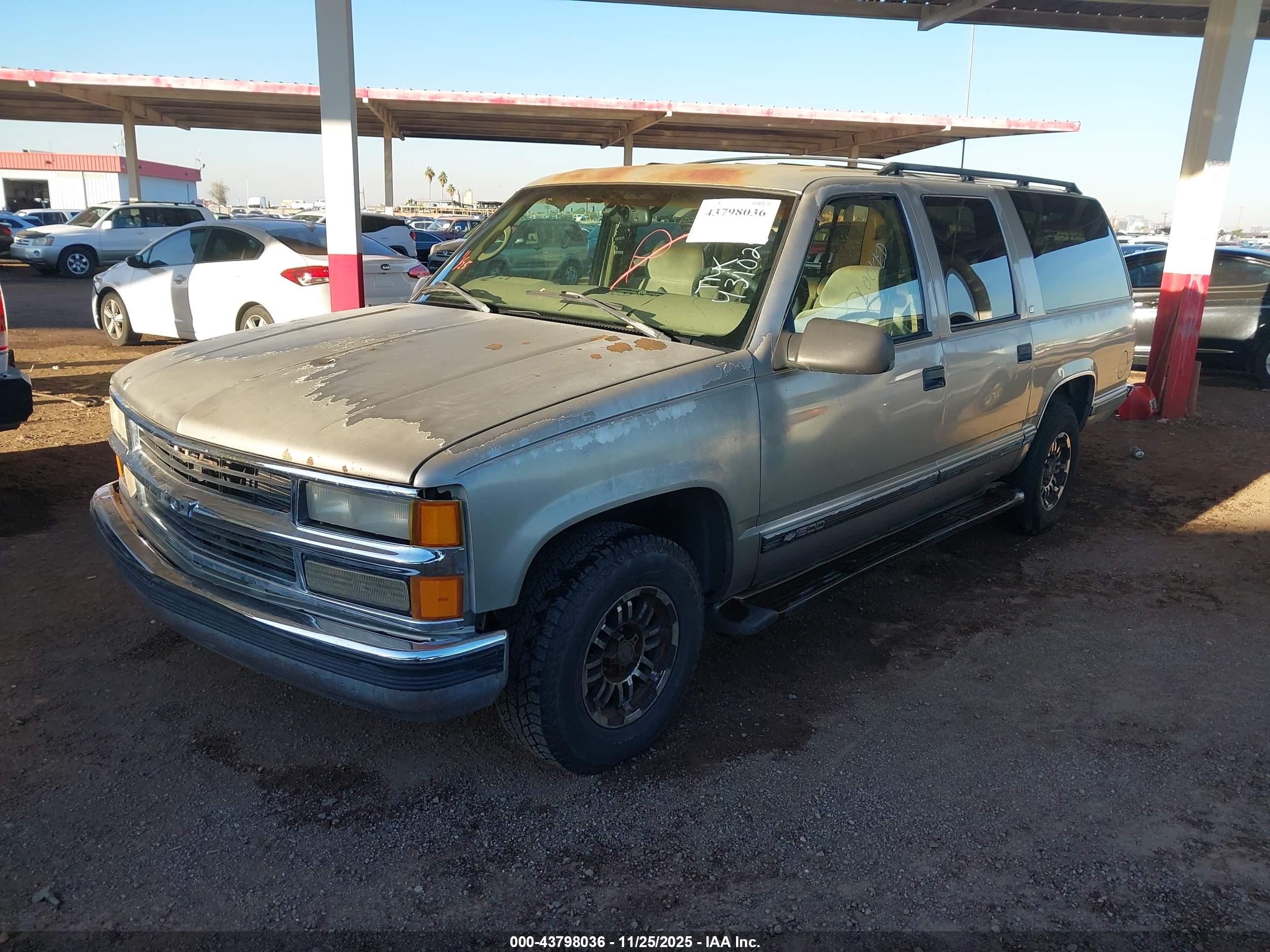 CHEVROLET SUBURBAN image 2