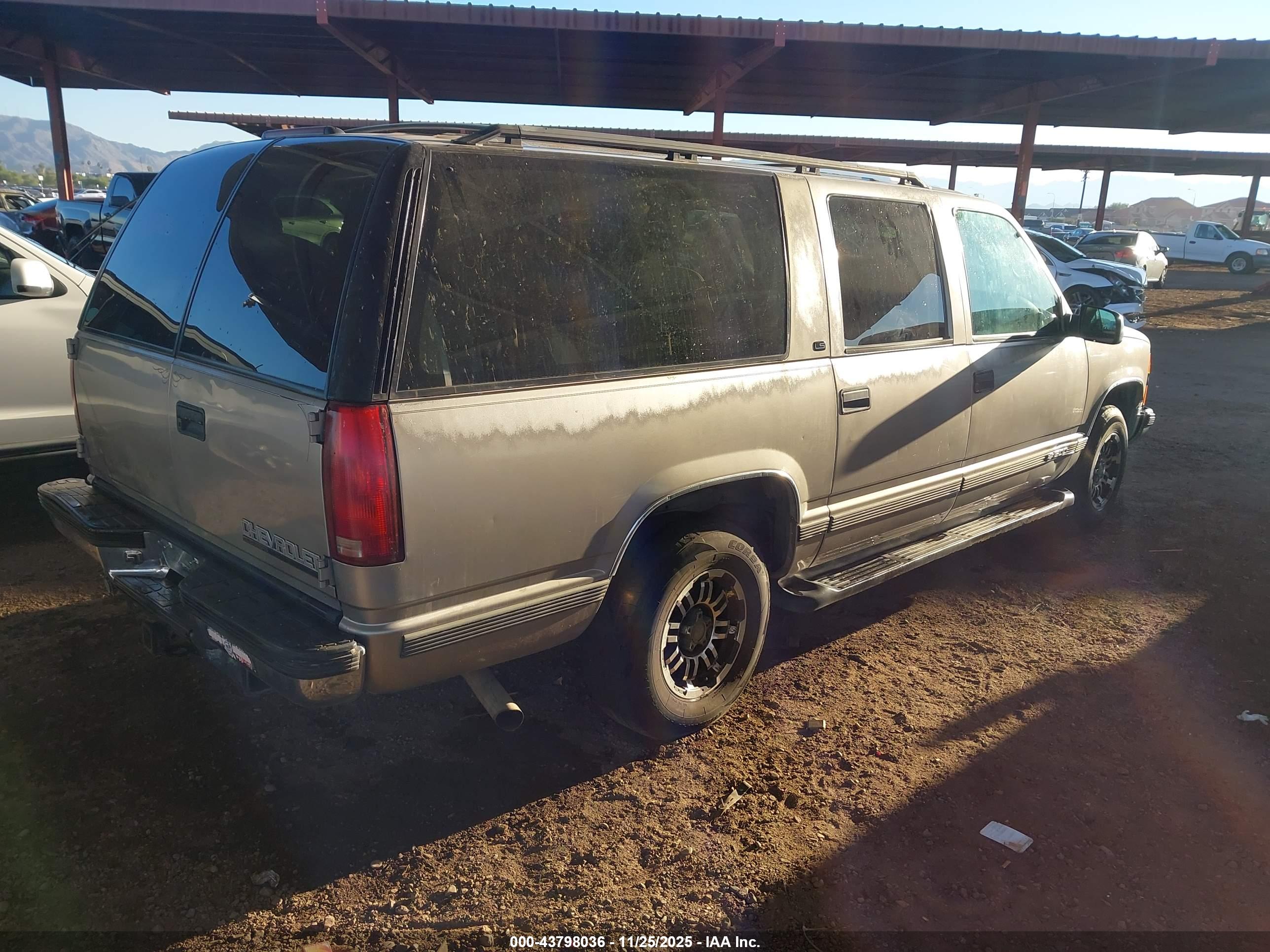 CHEVROLET SUBURBAN image 4