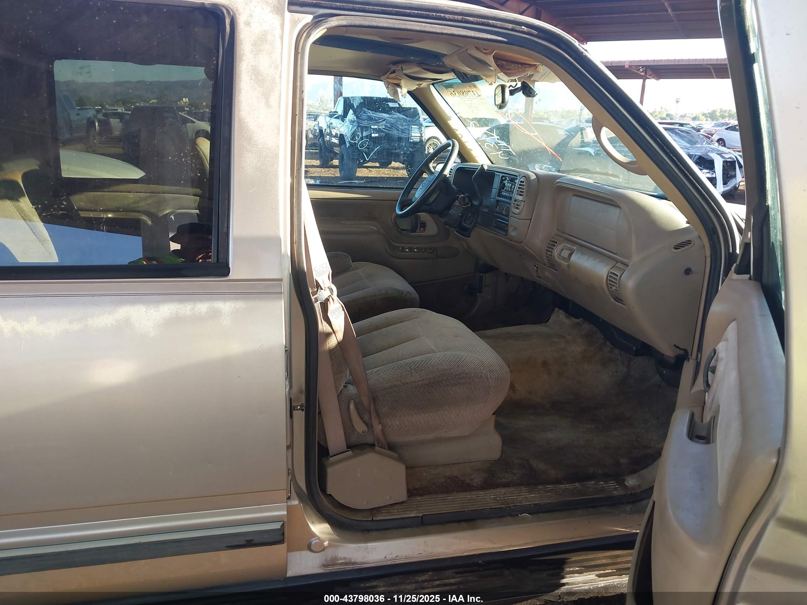 CHEVROLET SUBURBAN image 5