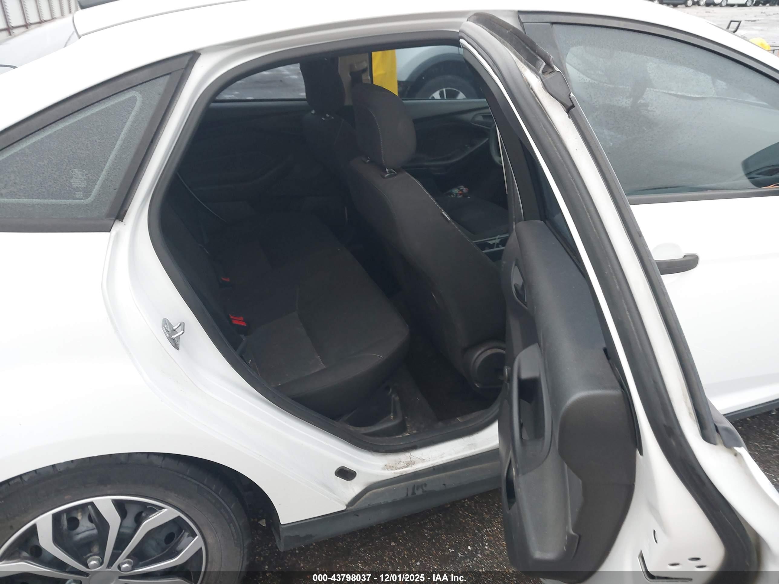 FORD FOCUS image 8