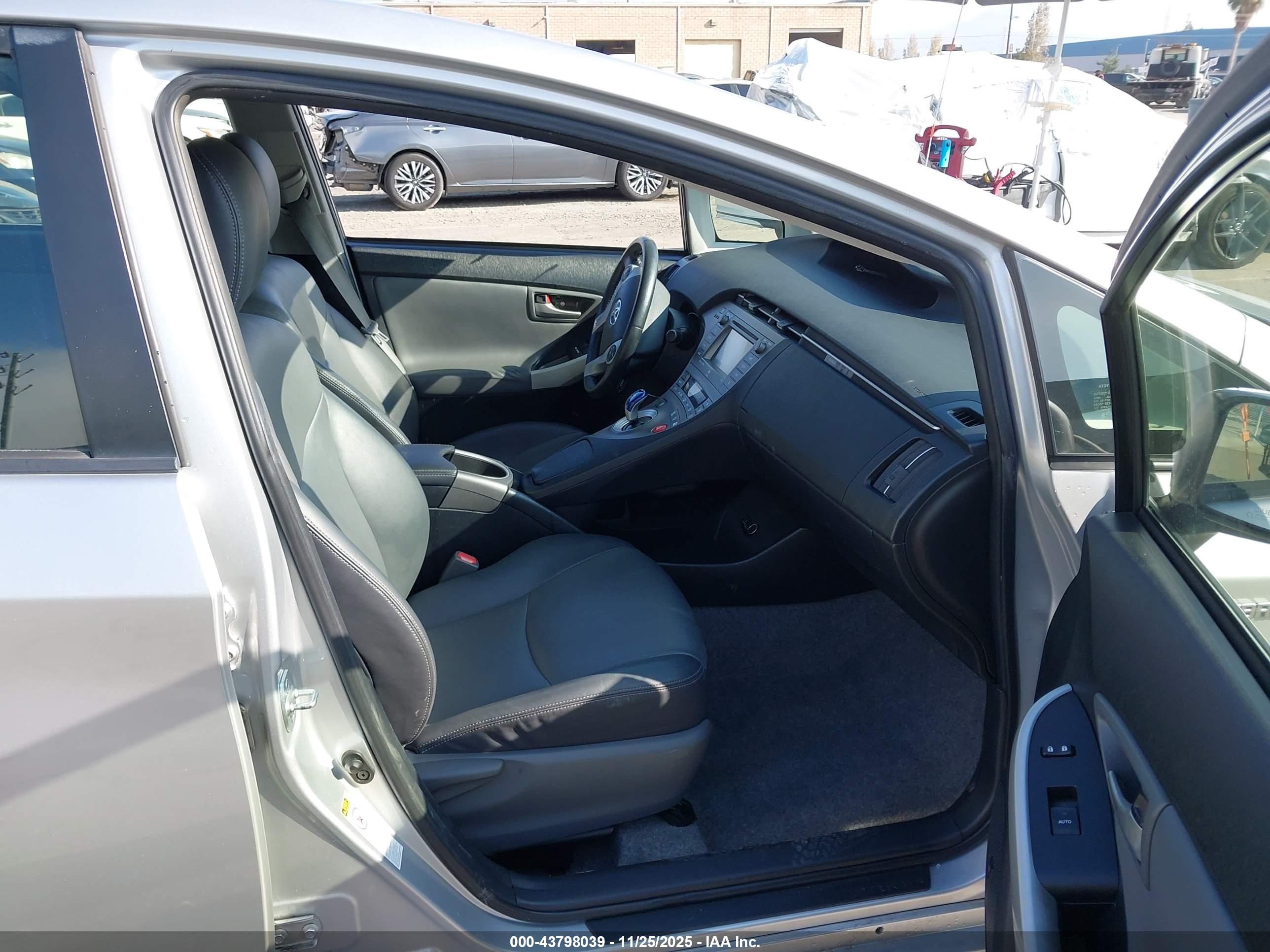 TOYOTA PRIUS image 5