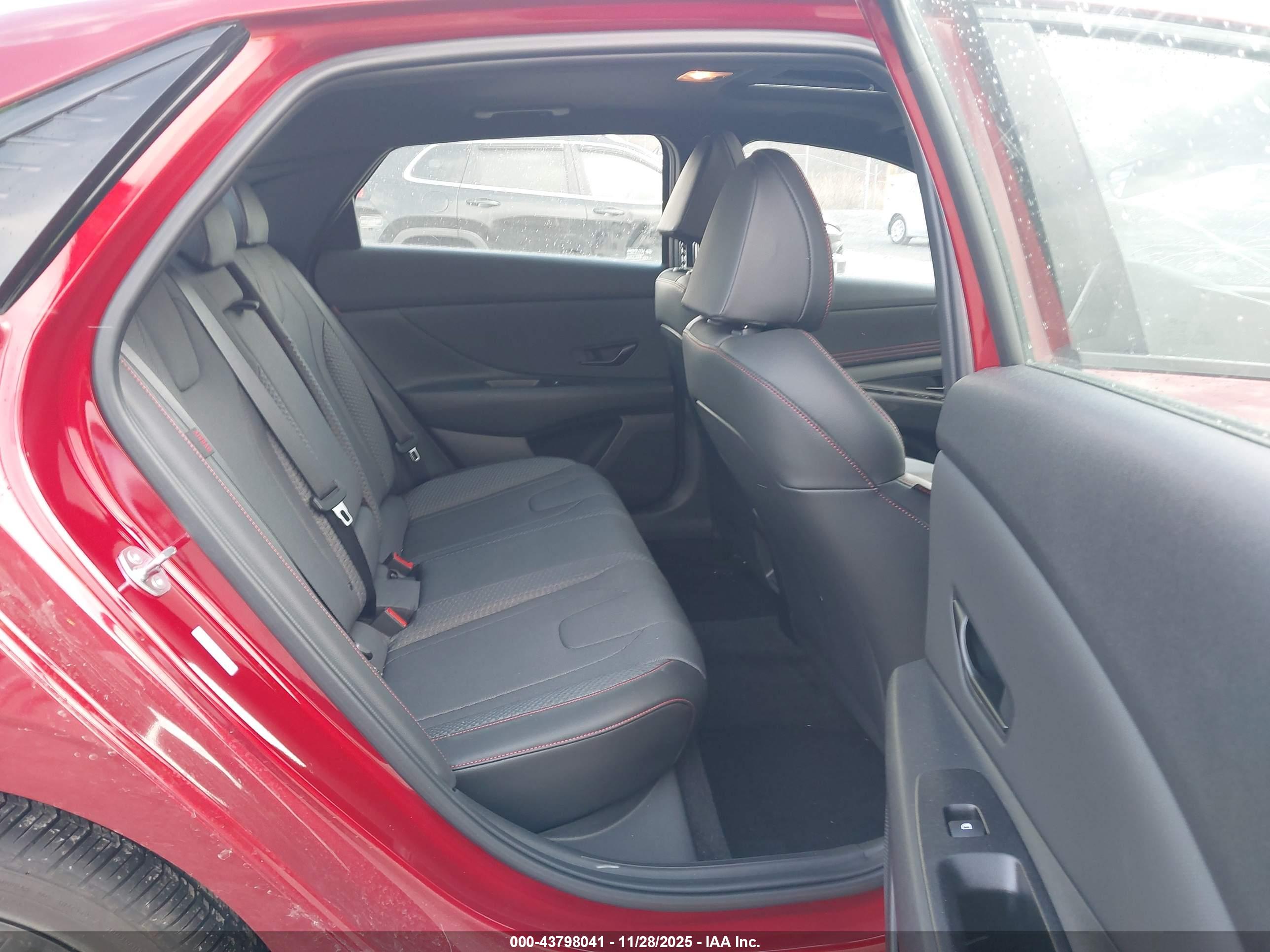 HYUNDAI ELANTRA image 8