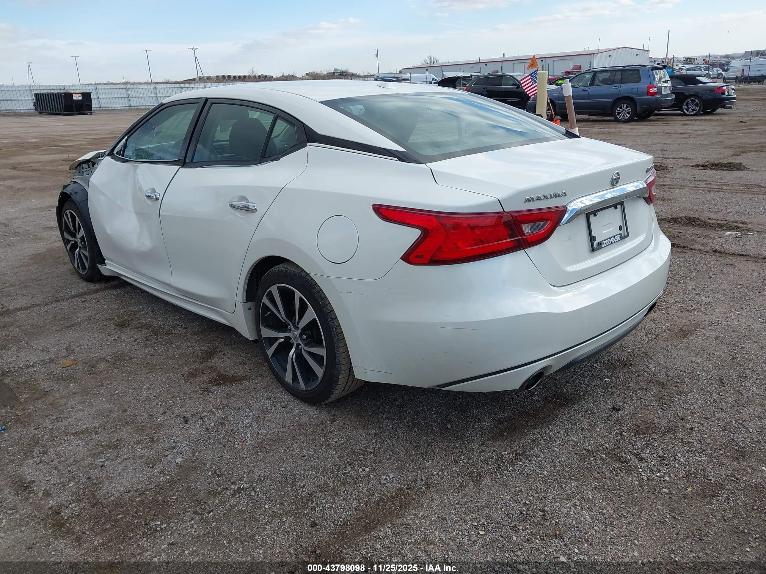 NISSAN MAXIMA image 3