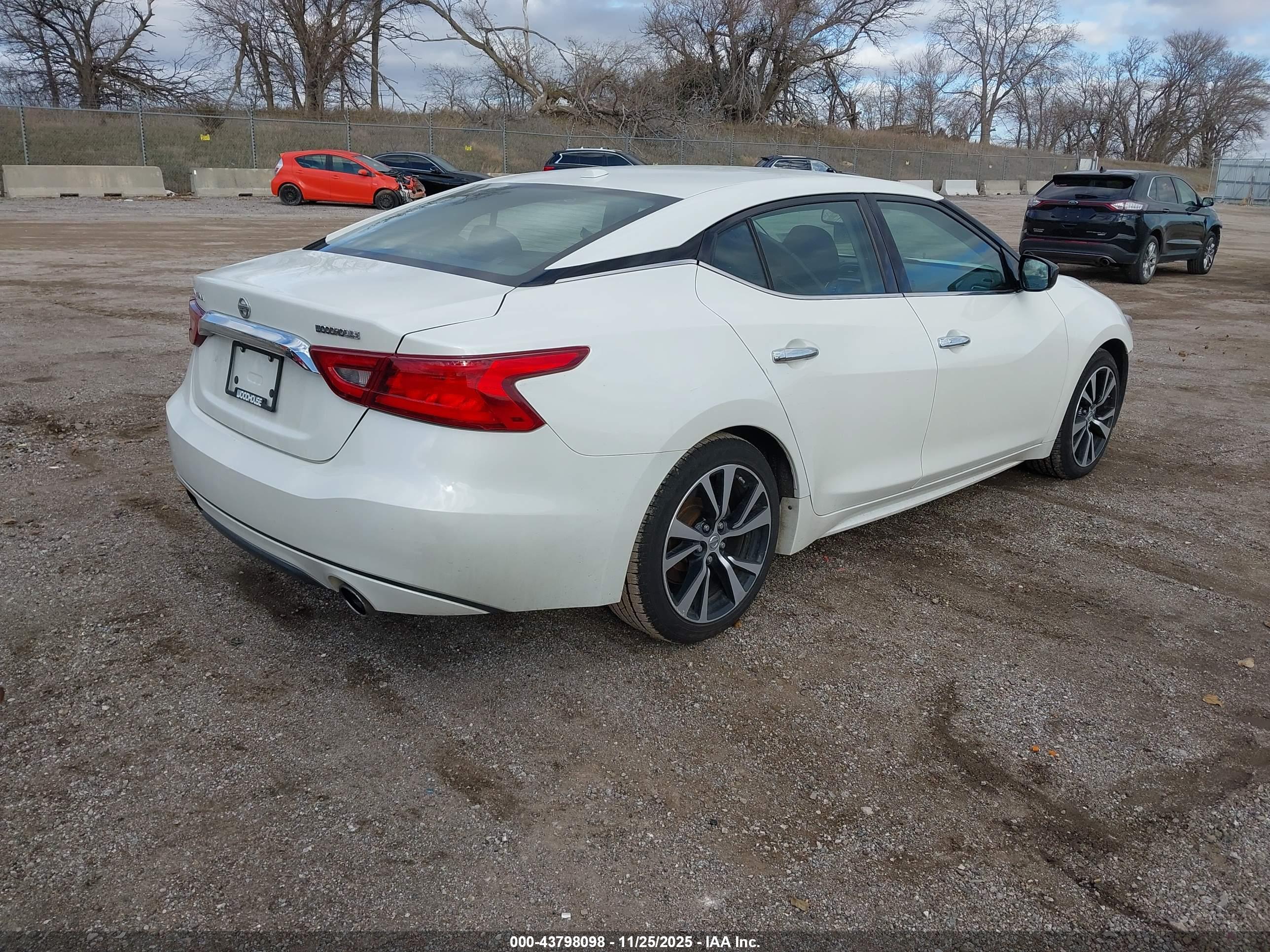 NISSAN MAXIMA image 4