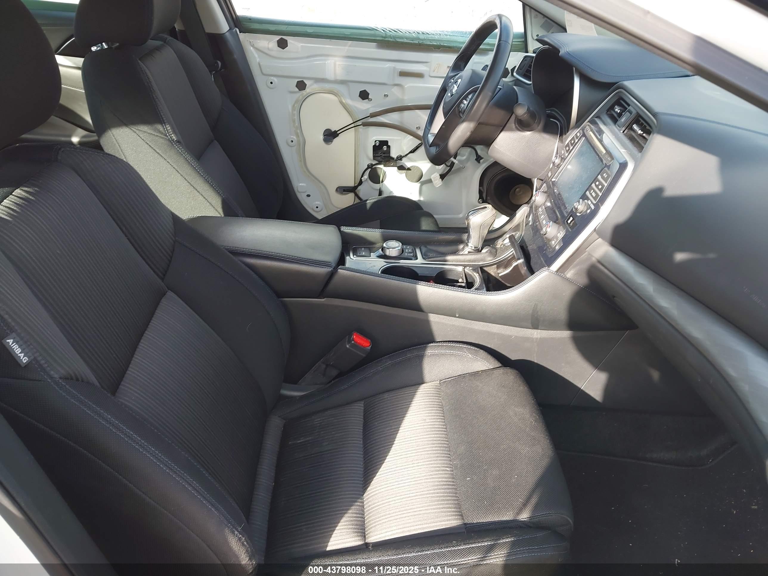 NISSAN MAXIMA image 5