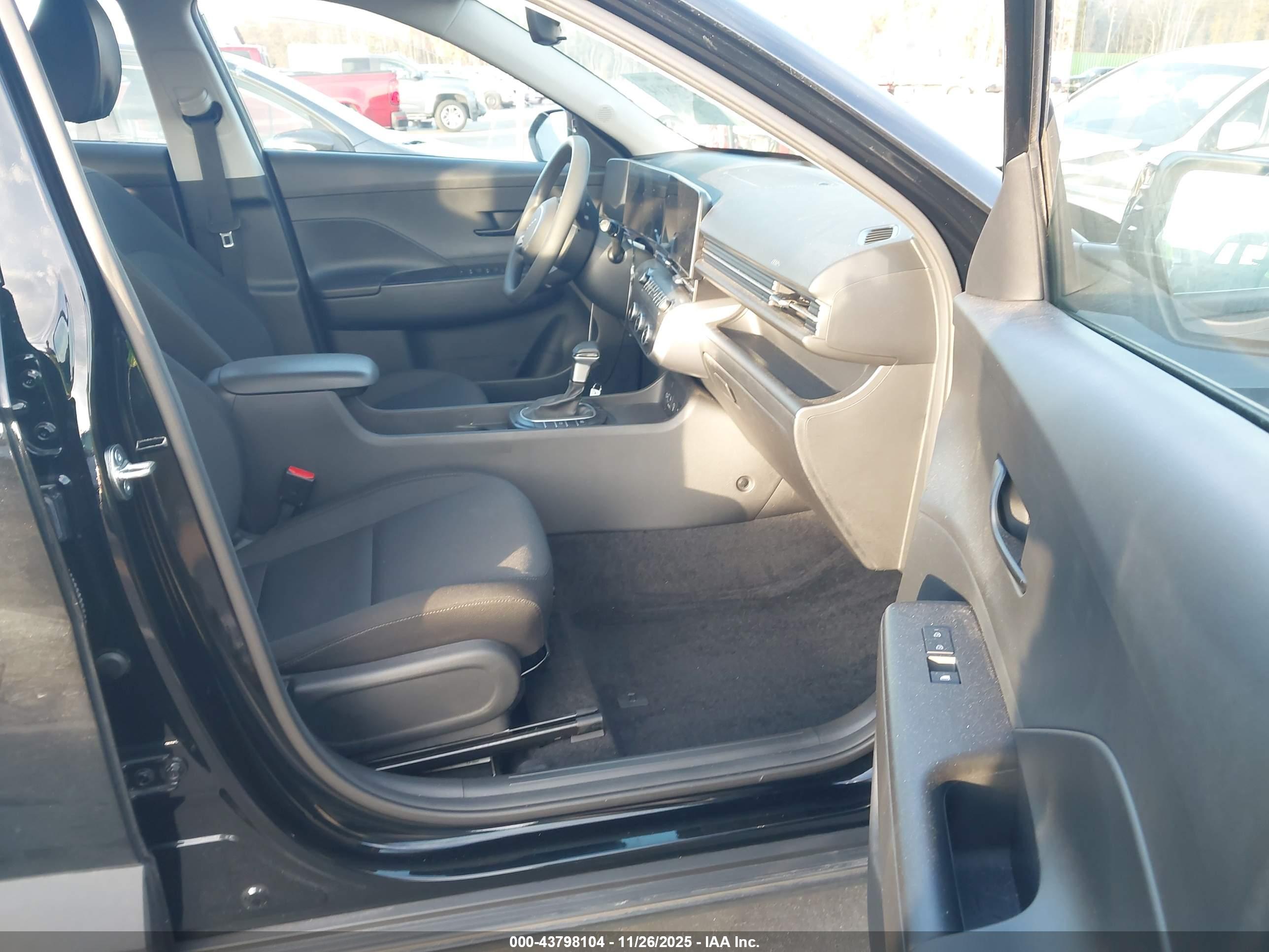 HYUNDAI KONA image 5