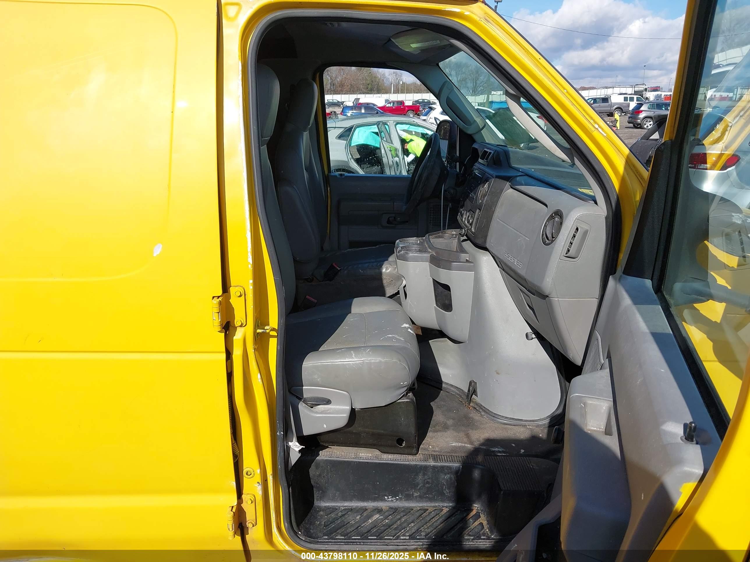 FORD E-250 image 5