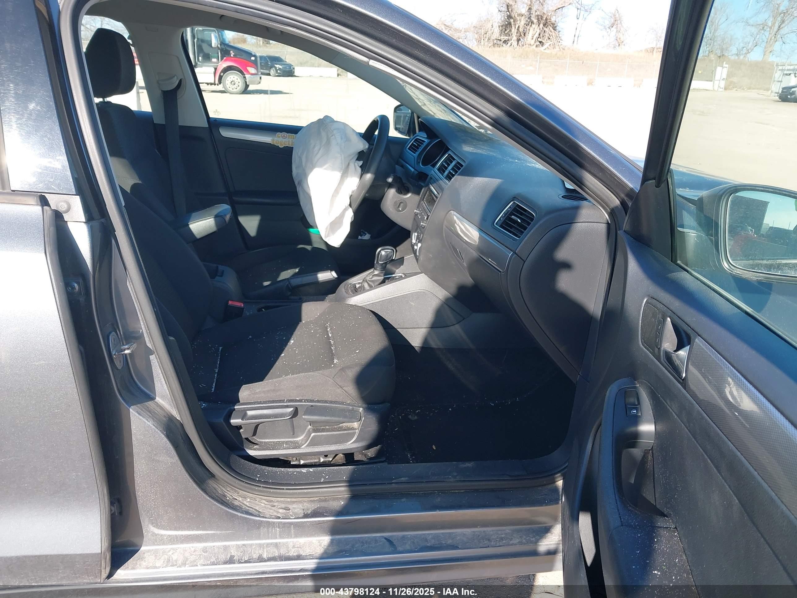 VOLKSWAGEN JETTA image 5