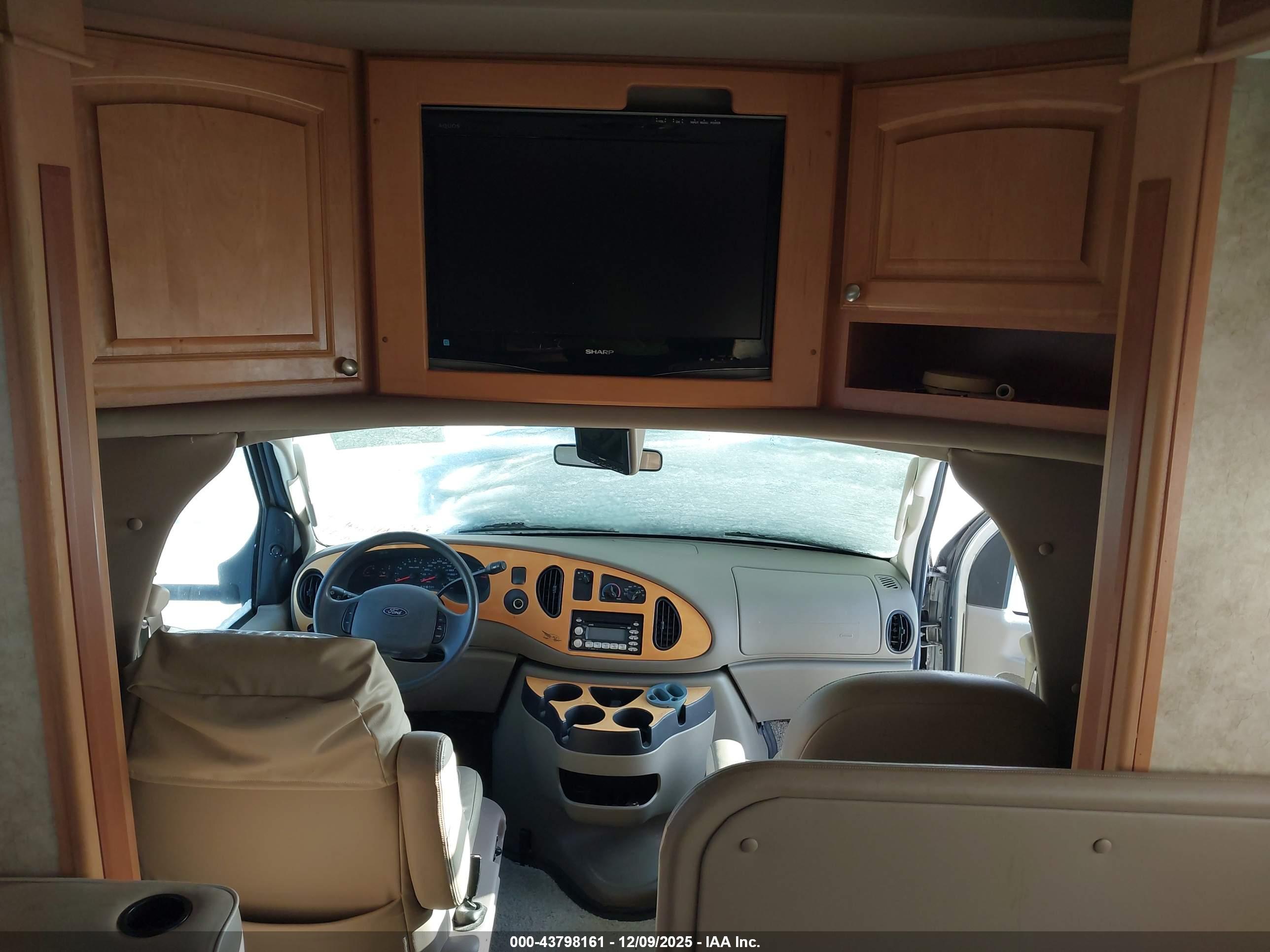 FORD E-450 image 7