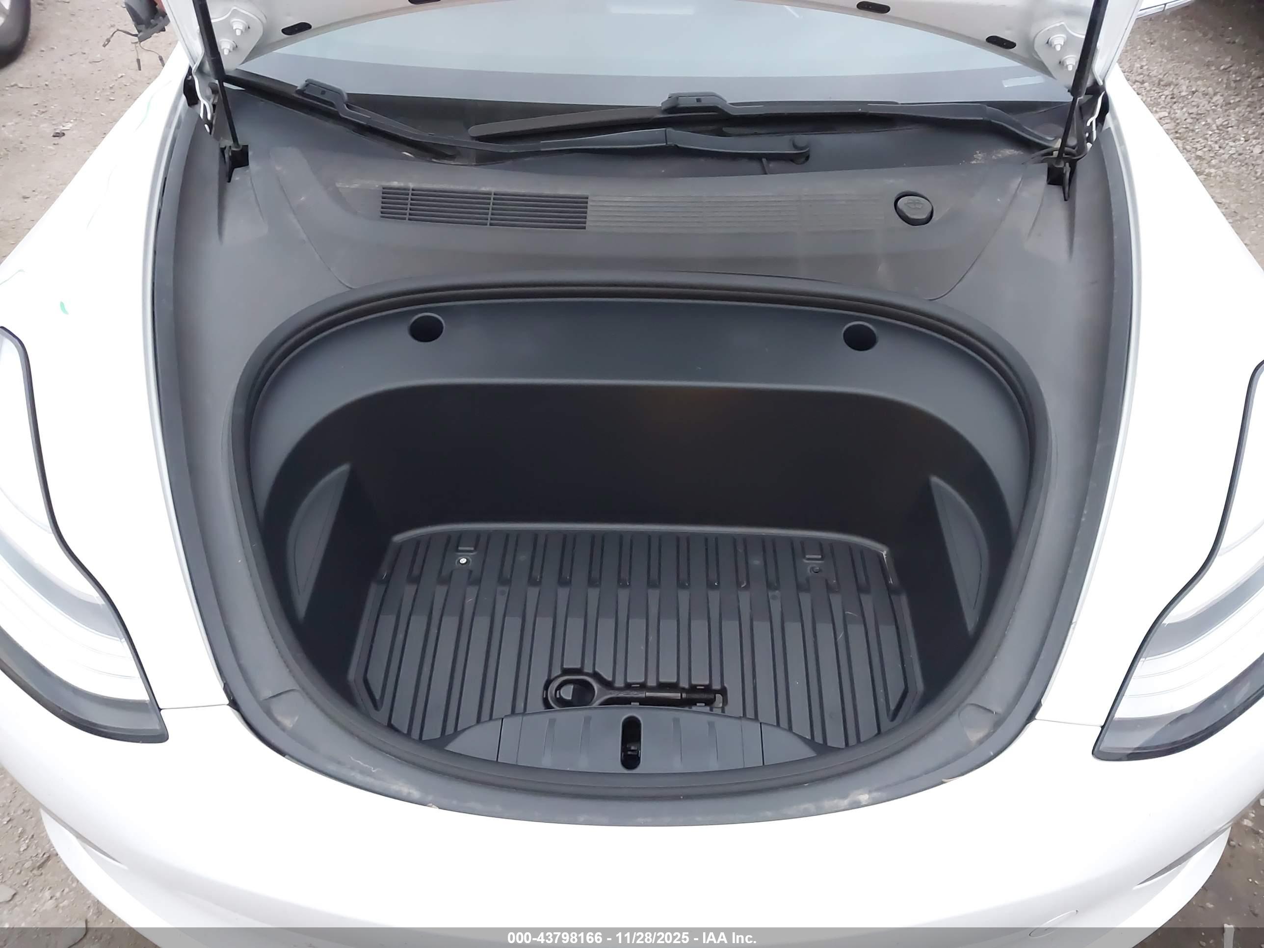 TESLA MODEL image 10