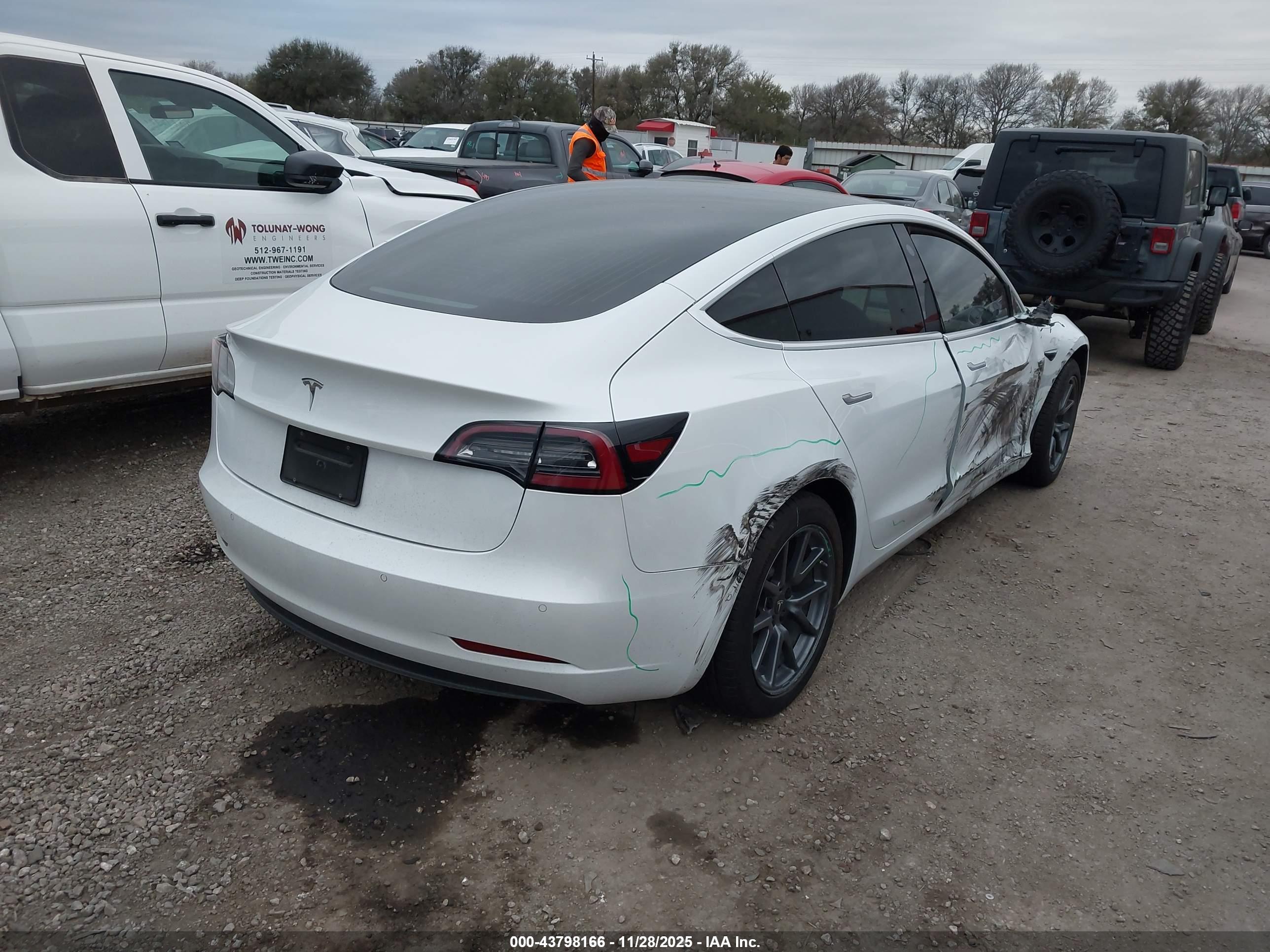 TESLA MODEL image 4
