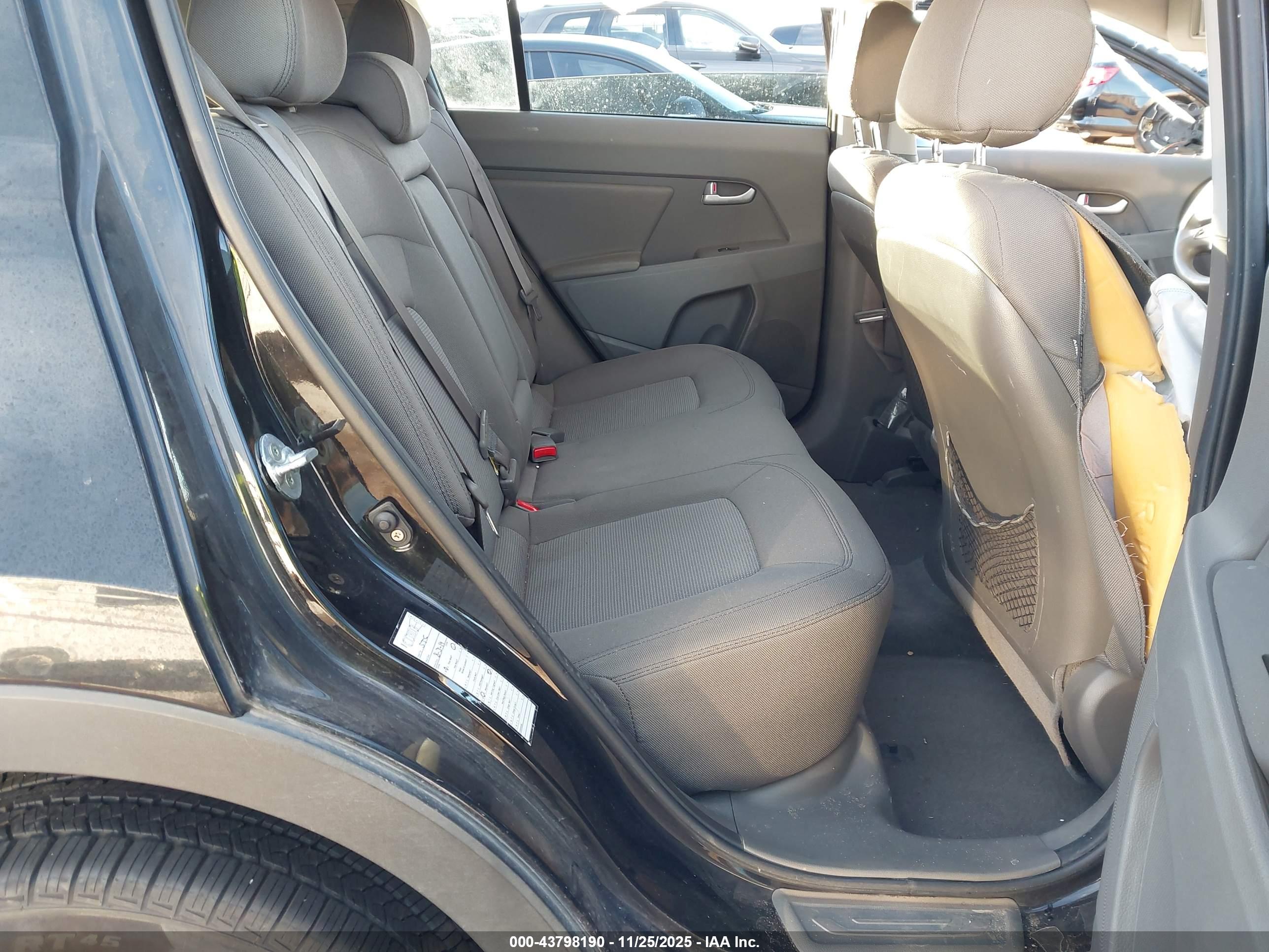KIA SPORTAGE image 8