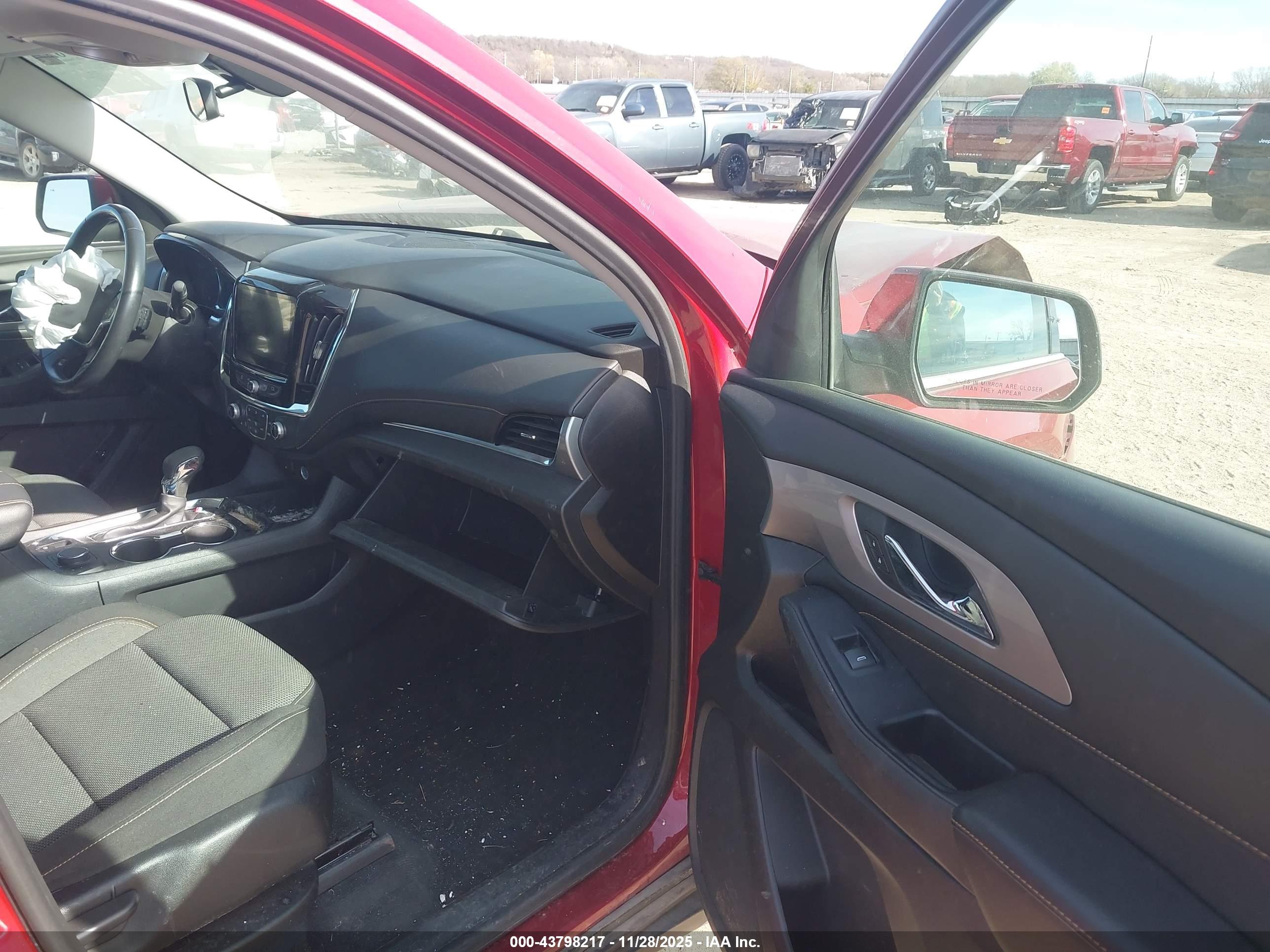 CHEVROLET TRAVERSE image 5