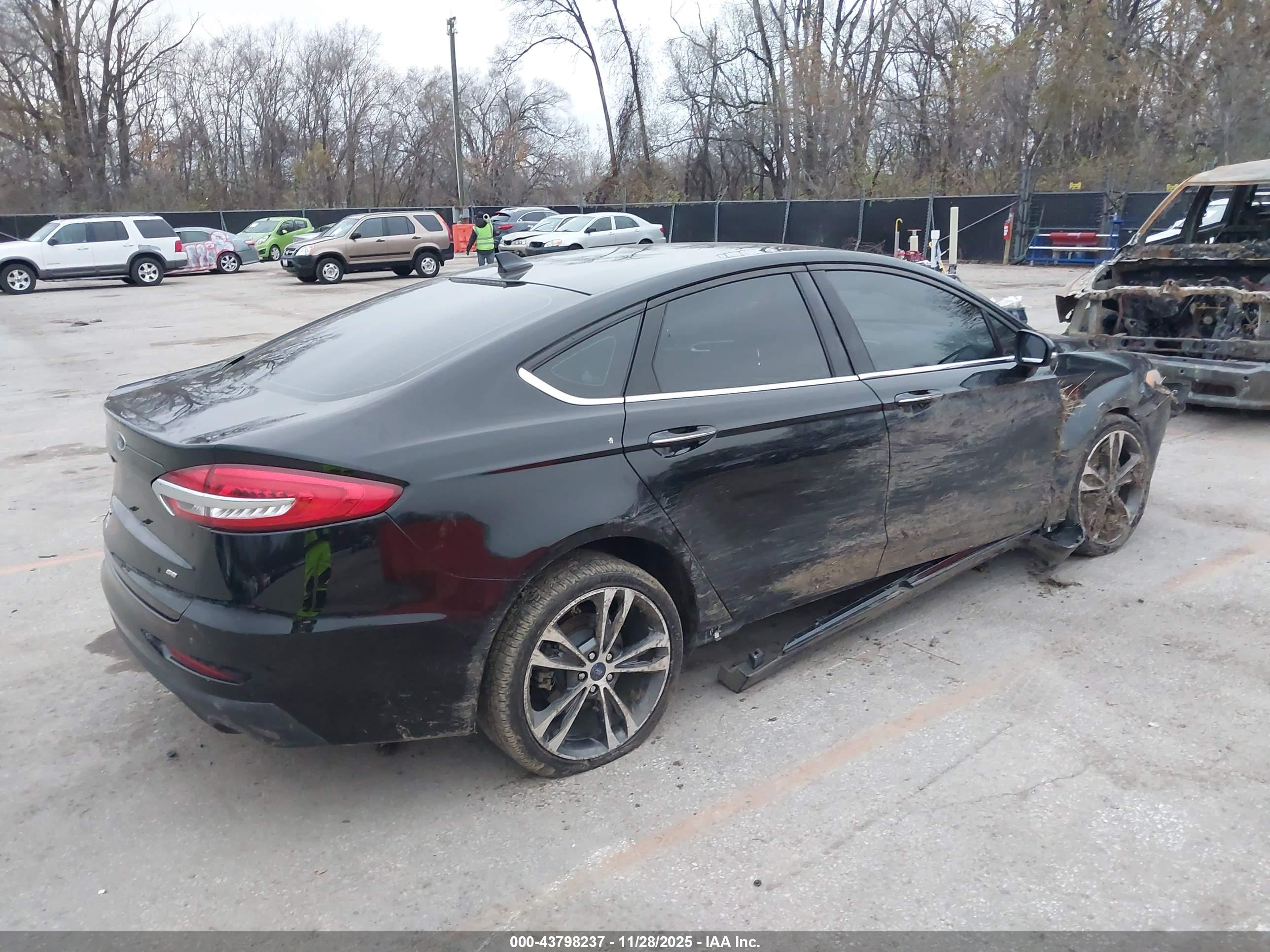 FORD FUSION image 4
