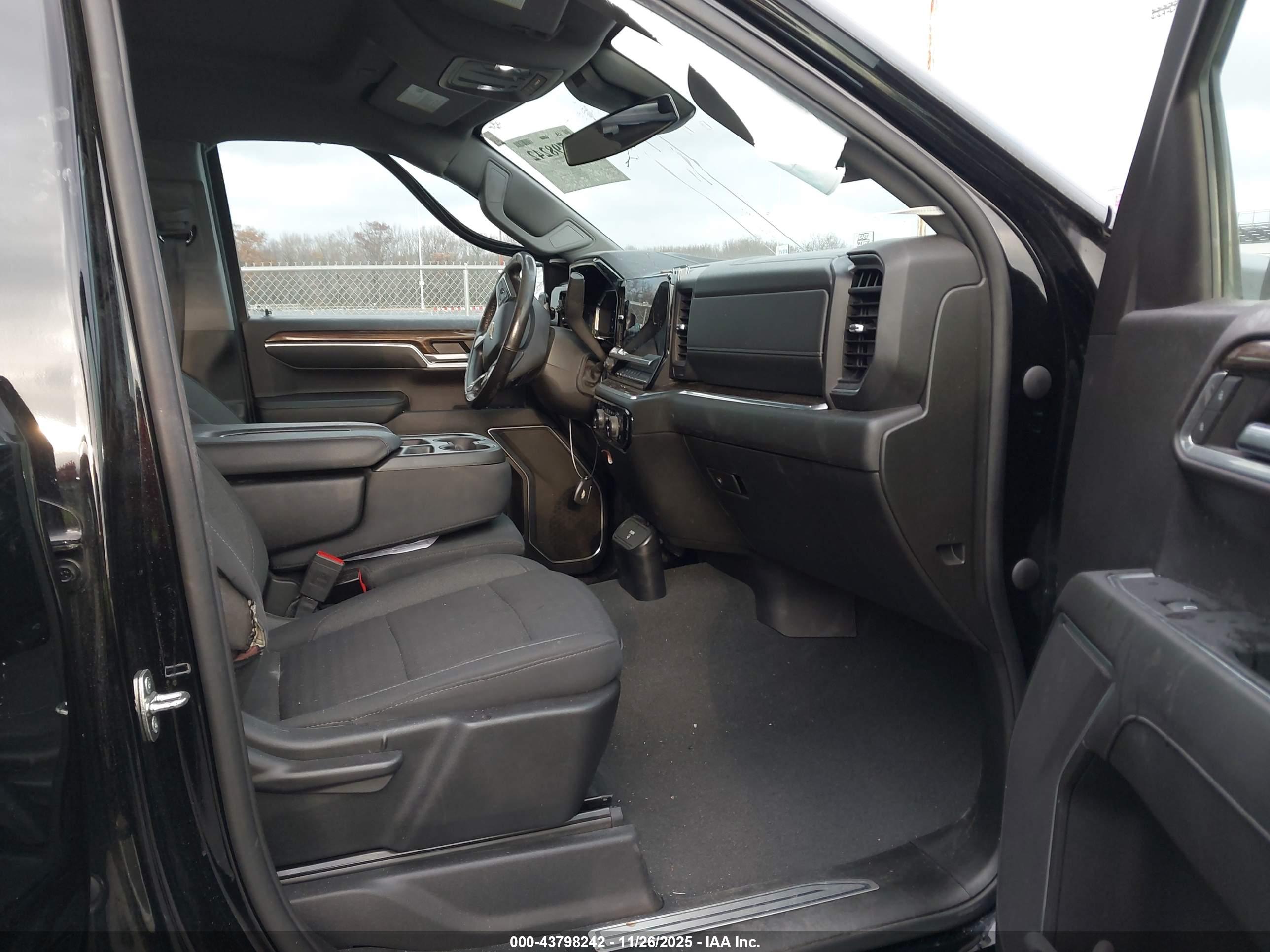 CHEVROLET SILVERADO image 5