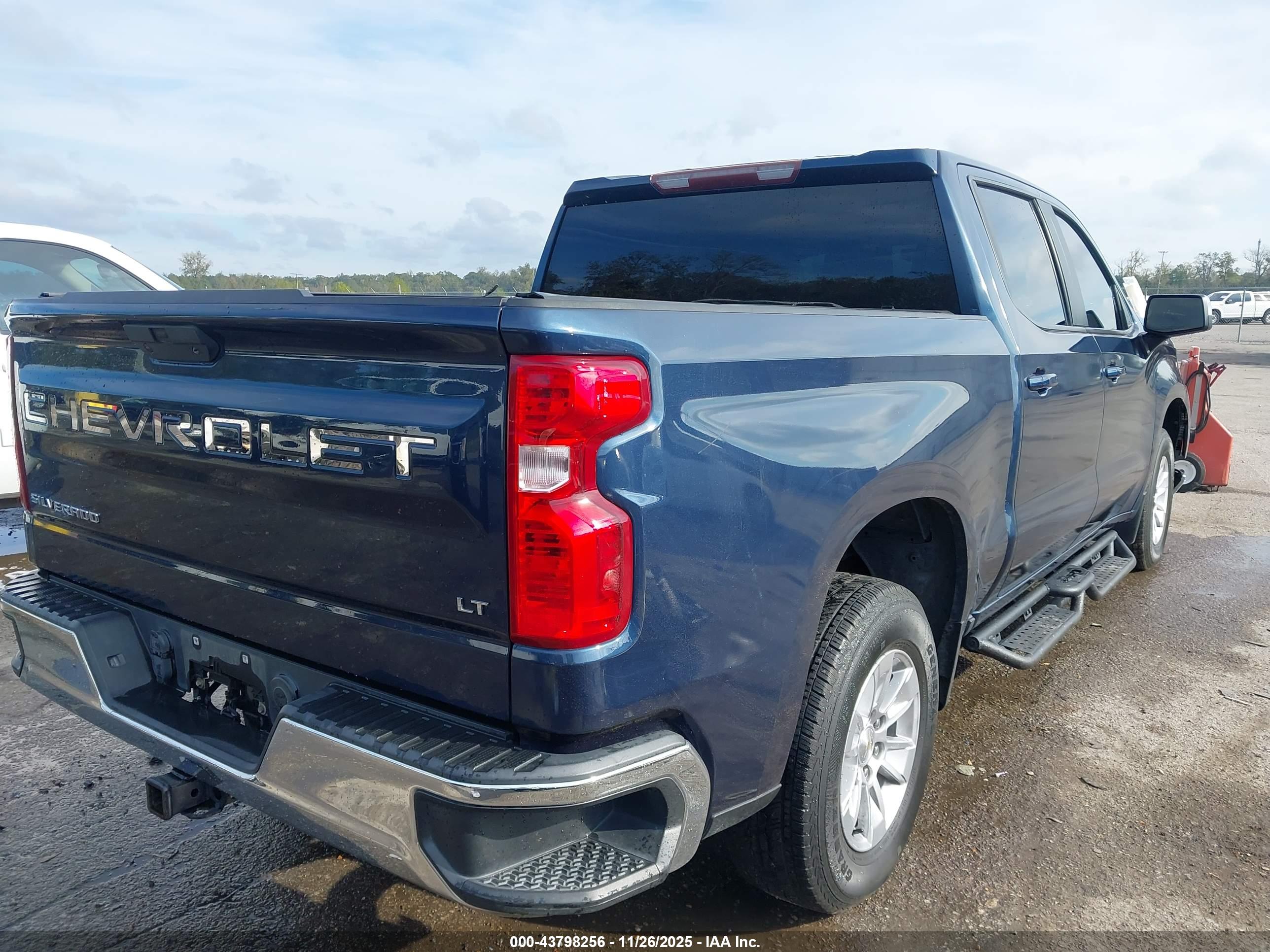CHEVROLET SILVERADO image 4
