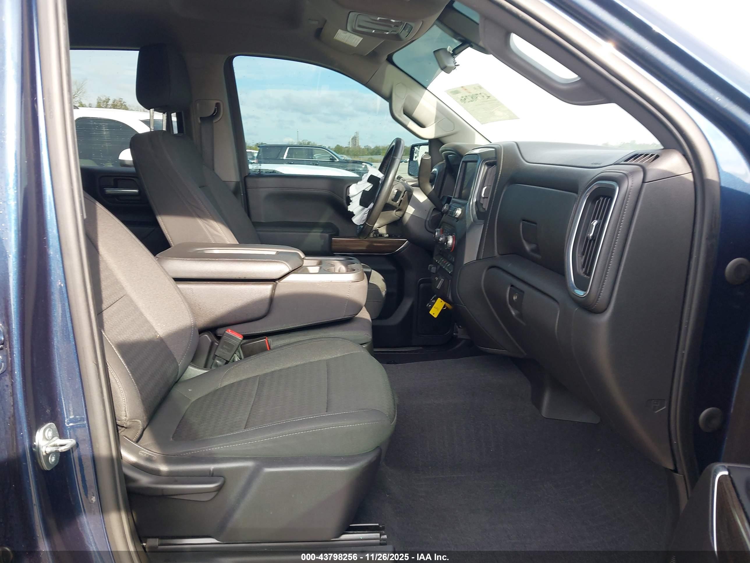 CHEVROLET SILVERADO image 5