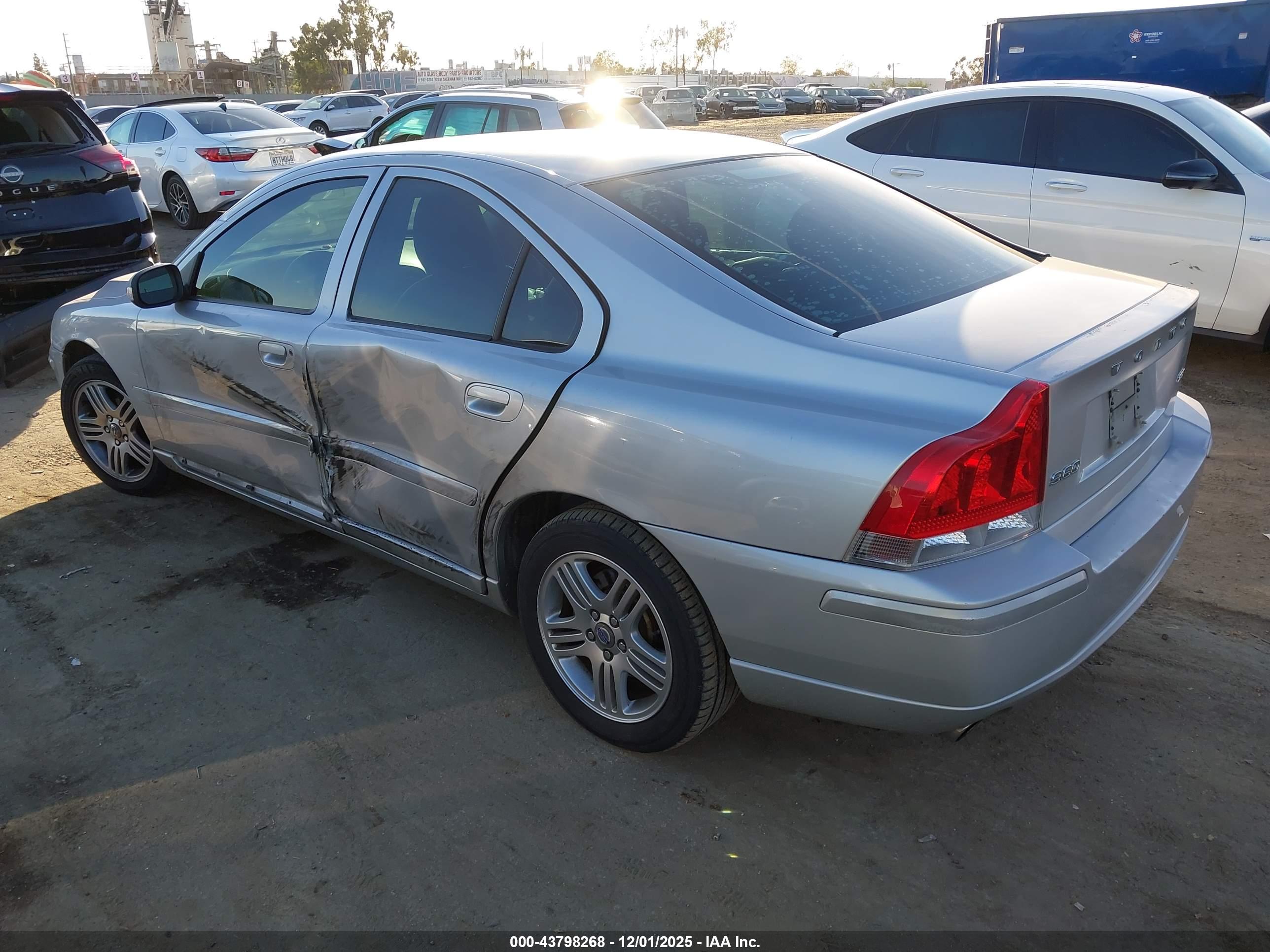 VOLVO S60 image 3