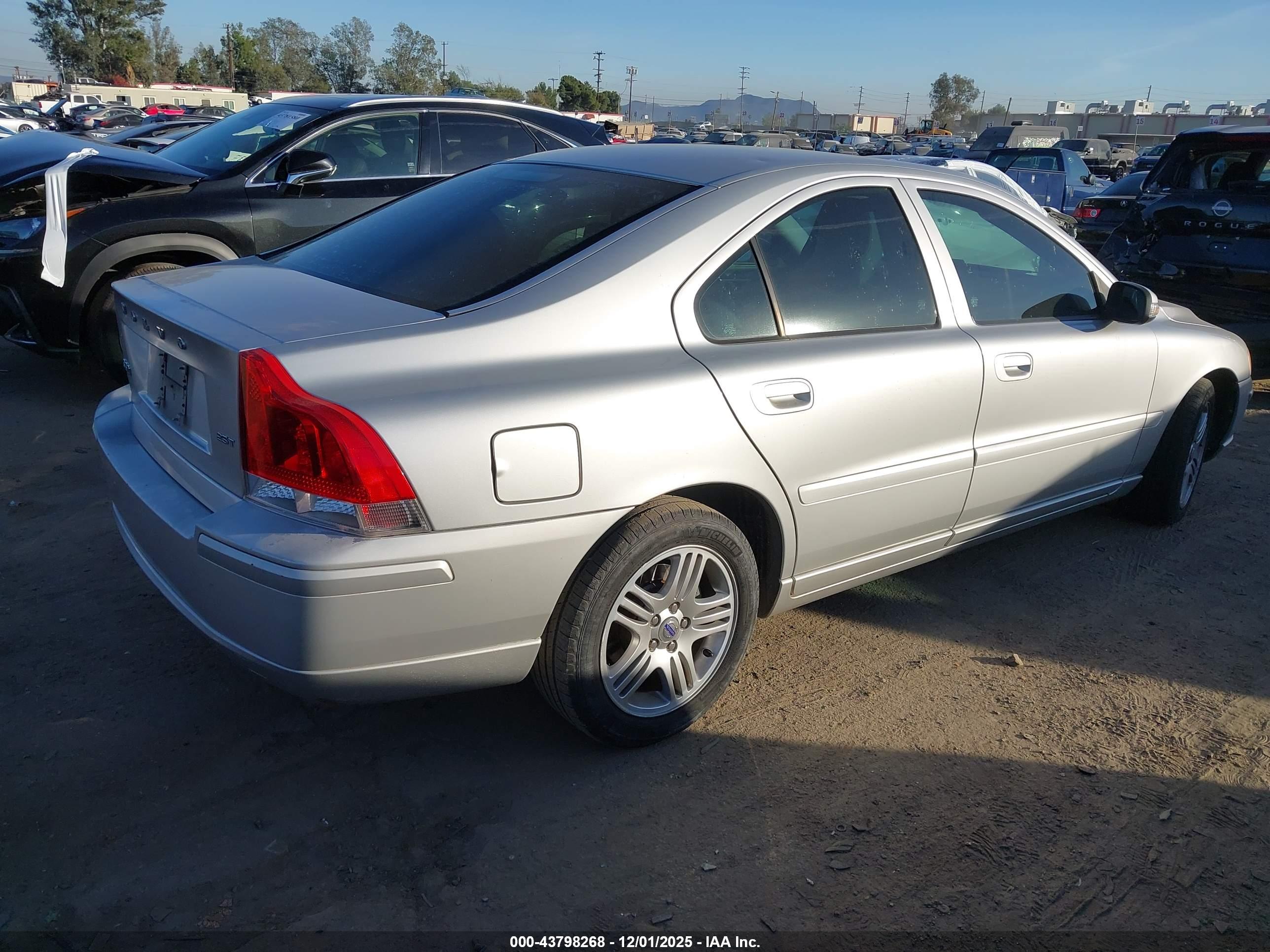 VOLVO S60 image 4