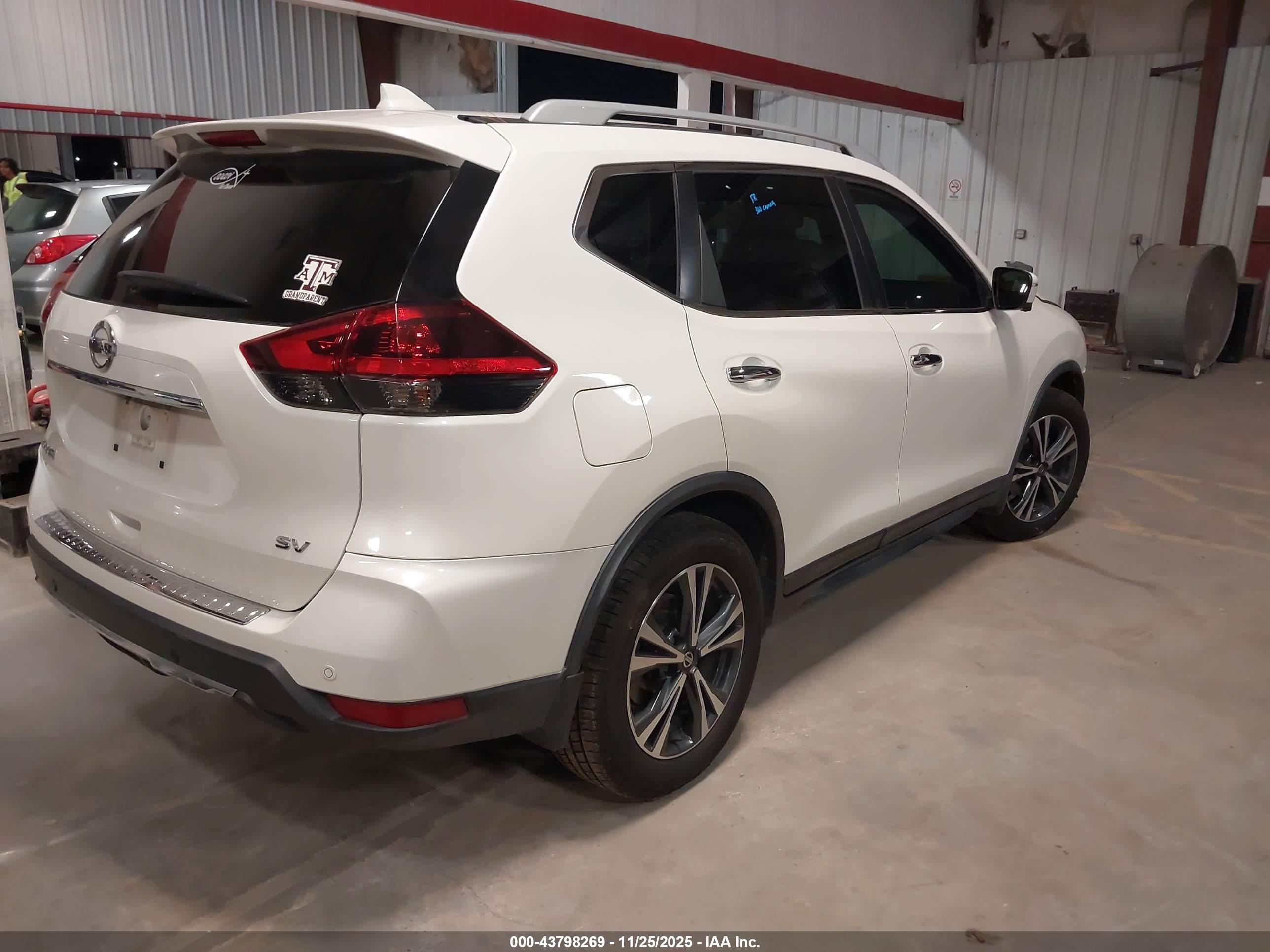 NISSAN ROGUE image 4
