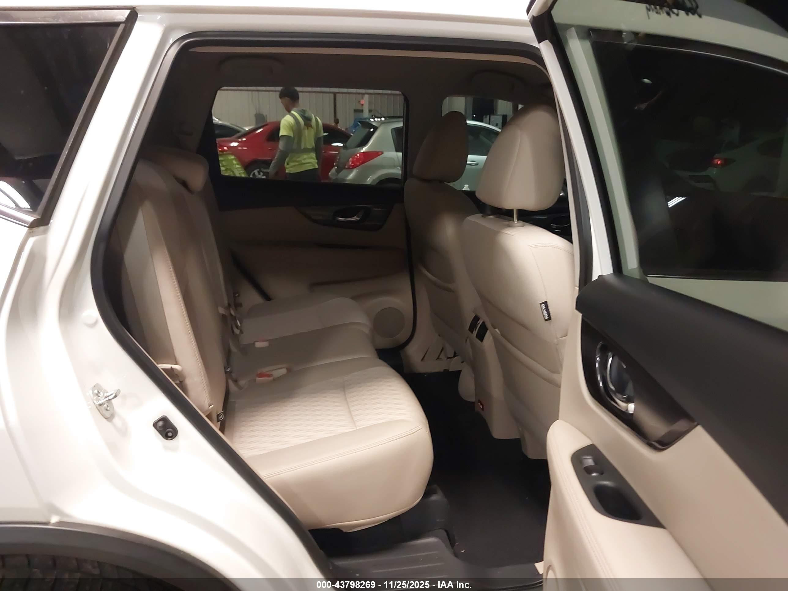 NISSAN ROGUE image 8