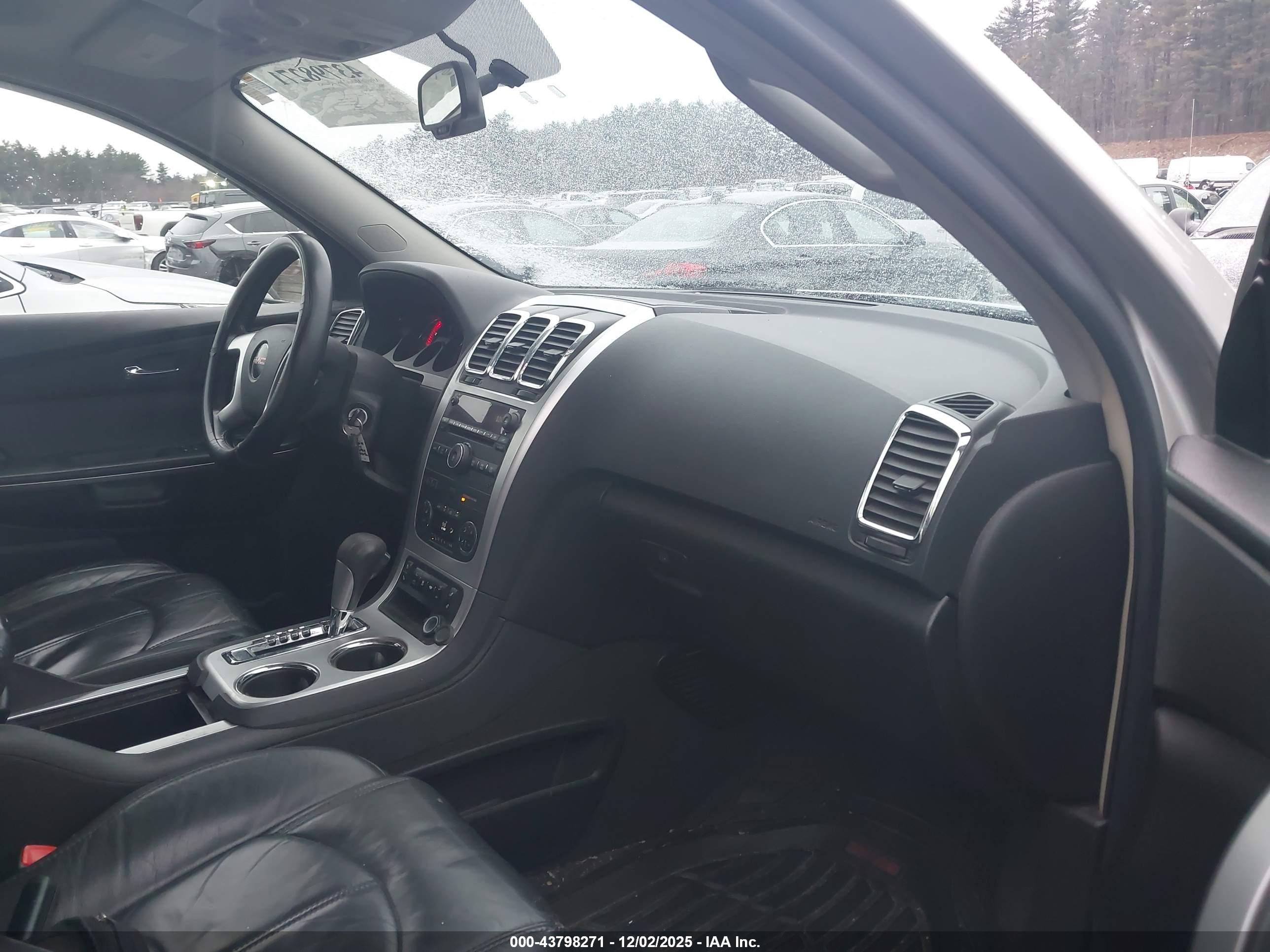 GMC ACADIA image 5
