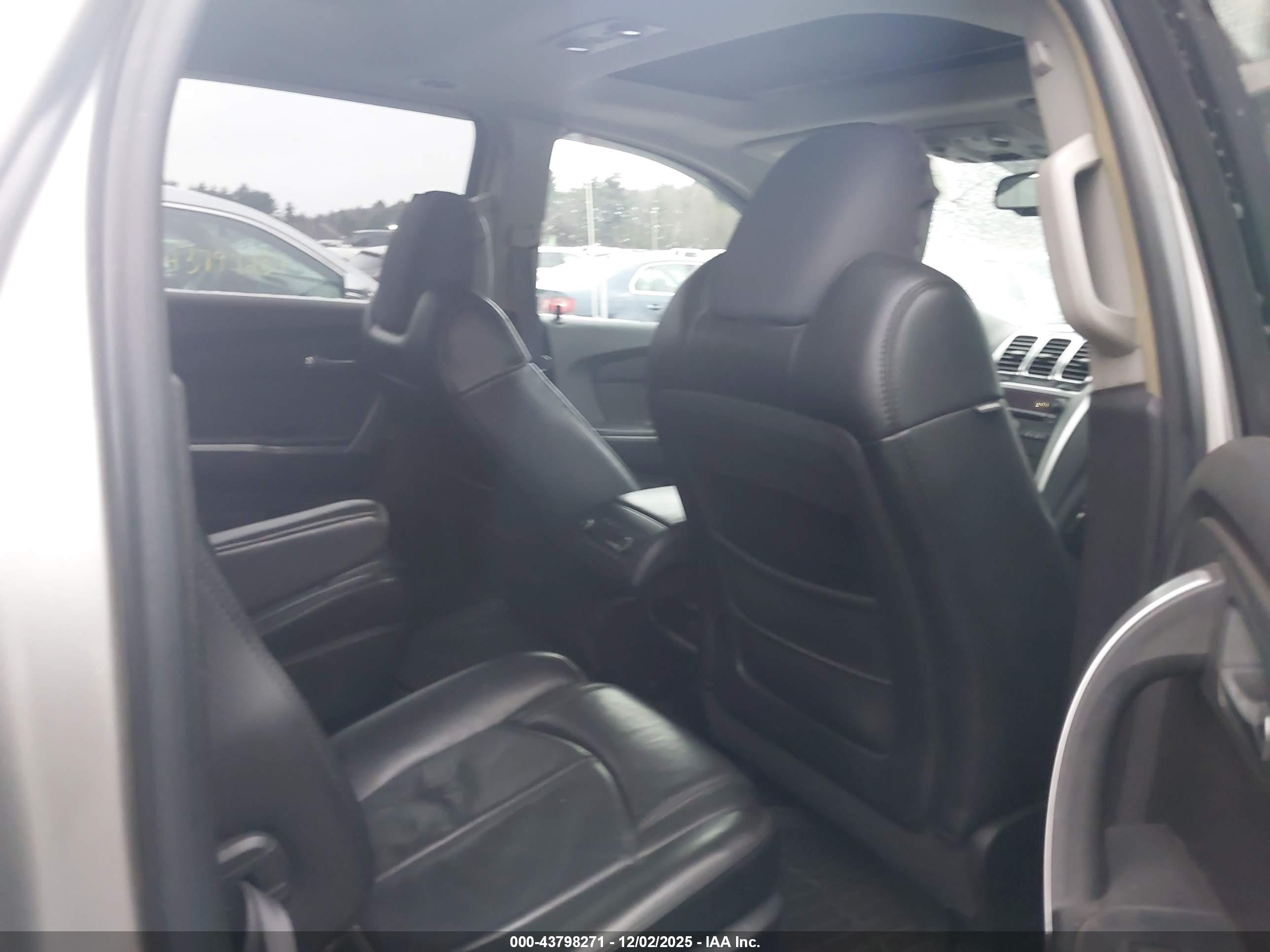 GMC ACADIA image 8