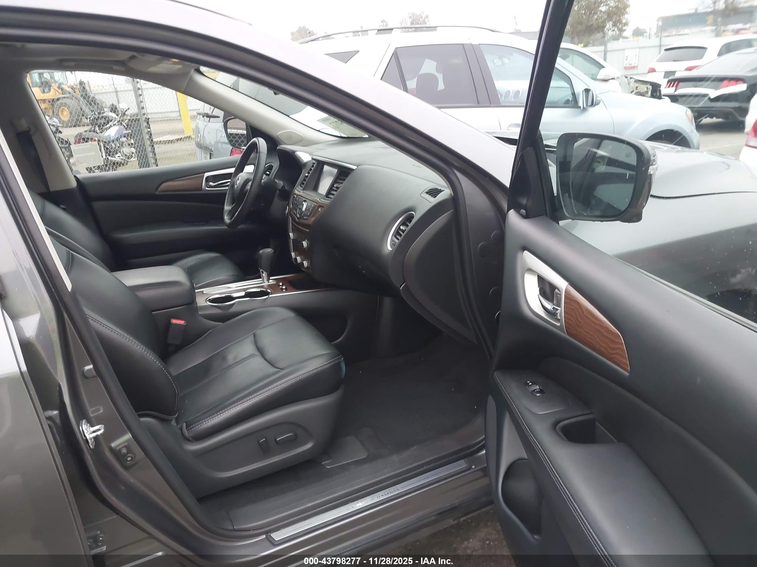 NISSAN PATHFINDER image 5
