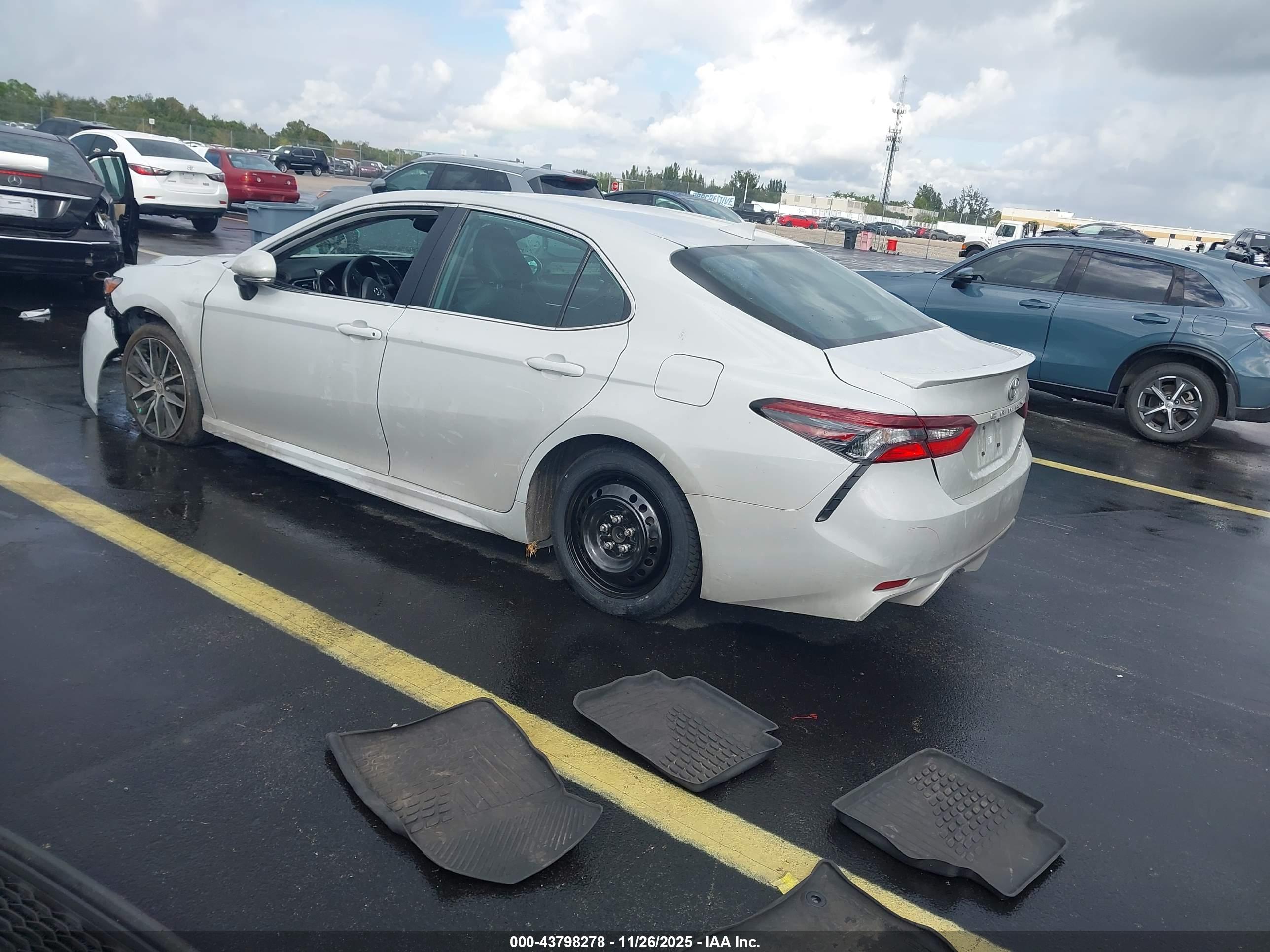 TOYOTA CAMRY image 3