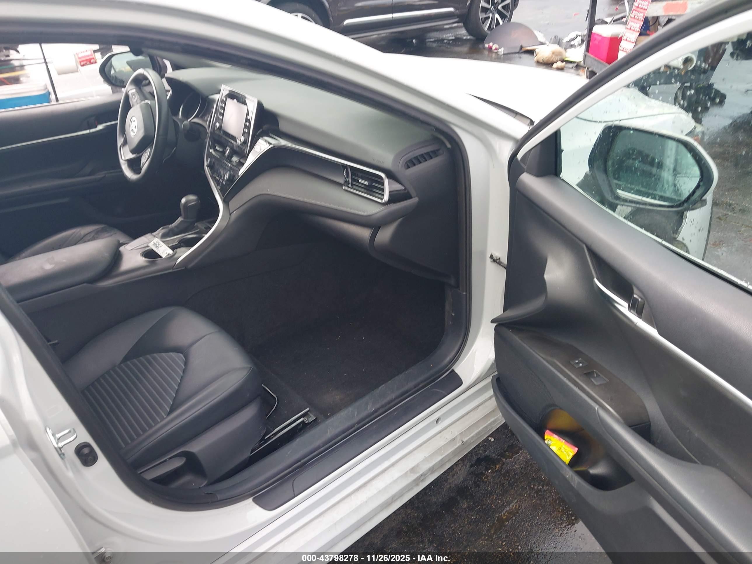 TOYOTA CAMRY image 5