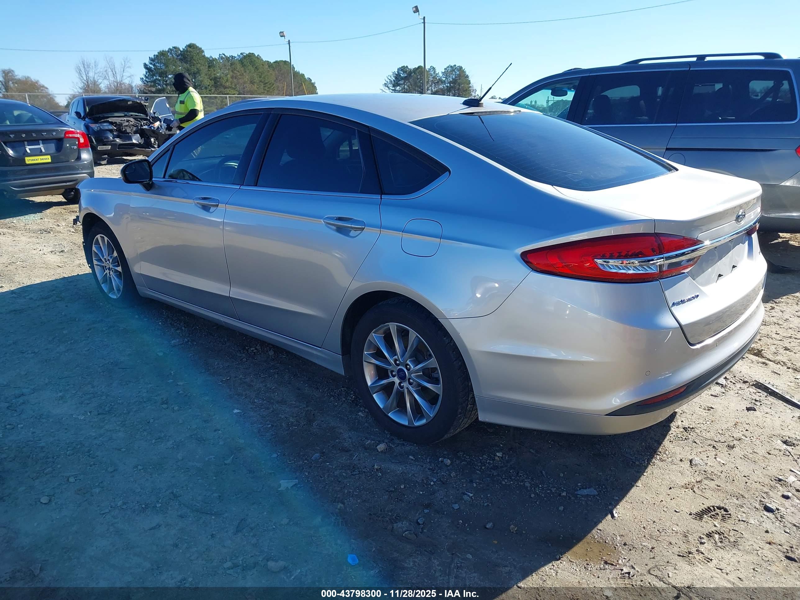 FORD FUSION image 3